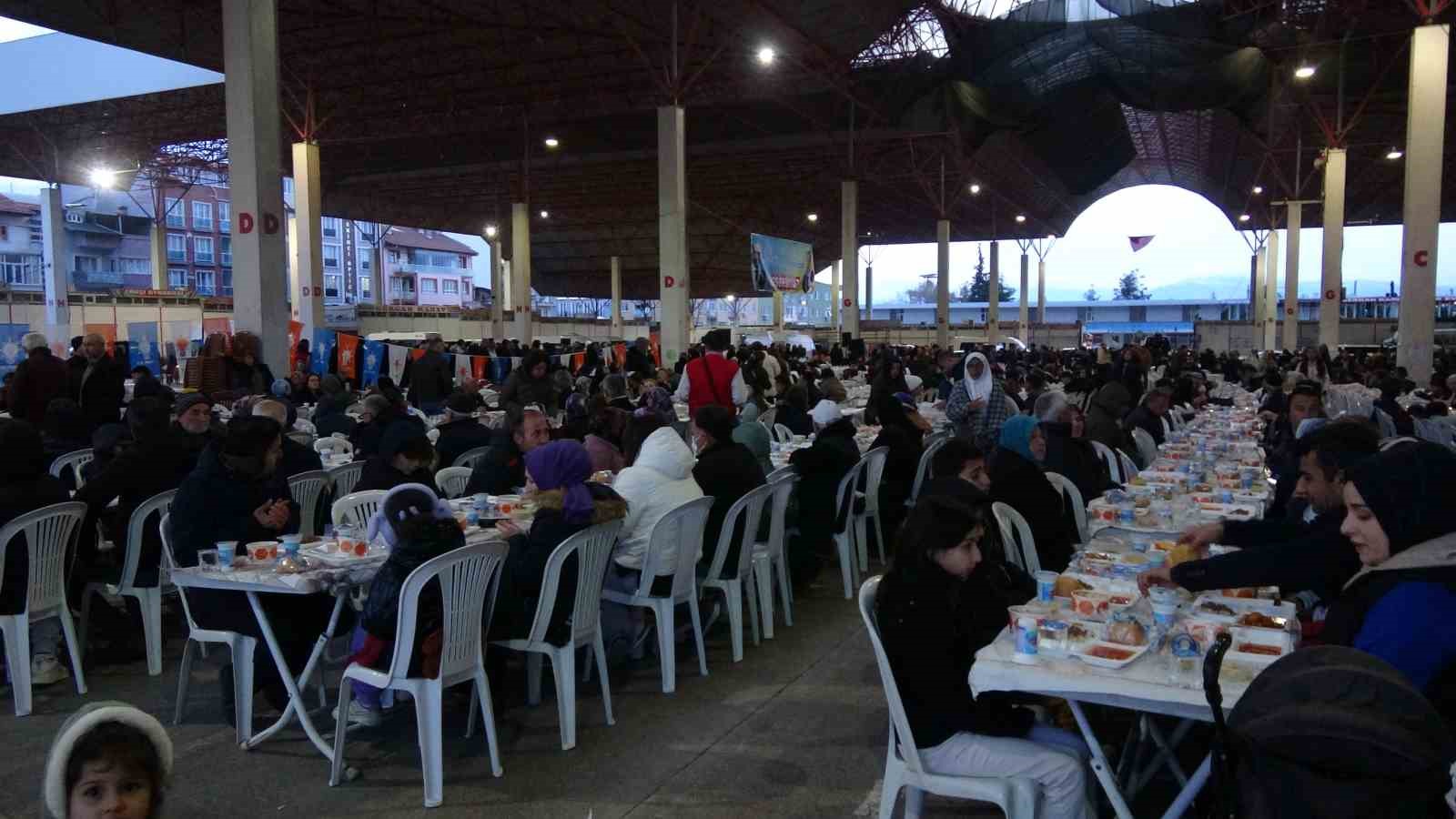 Bakan Tekin, Burdur&rsquo;da vatandaşlarla iftarda bir araya geldi
