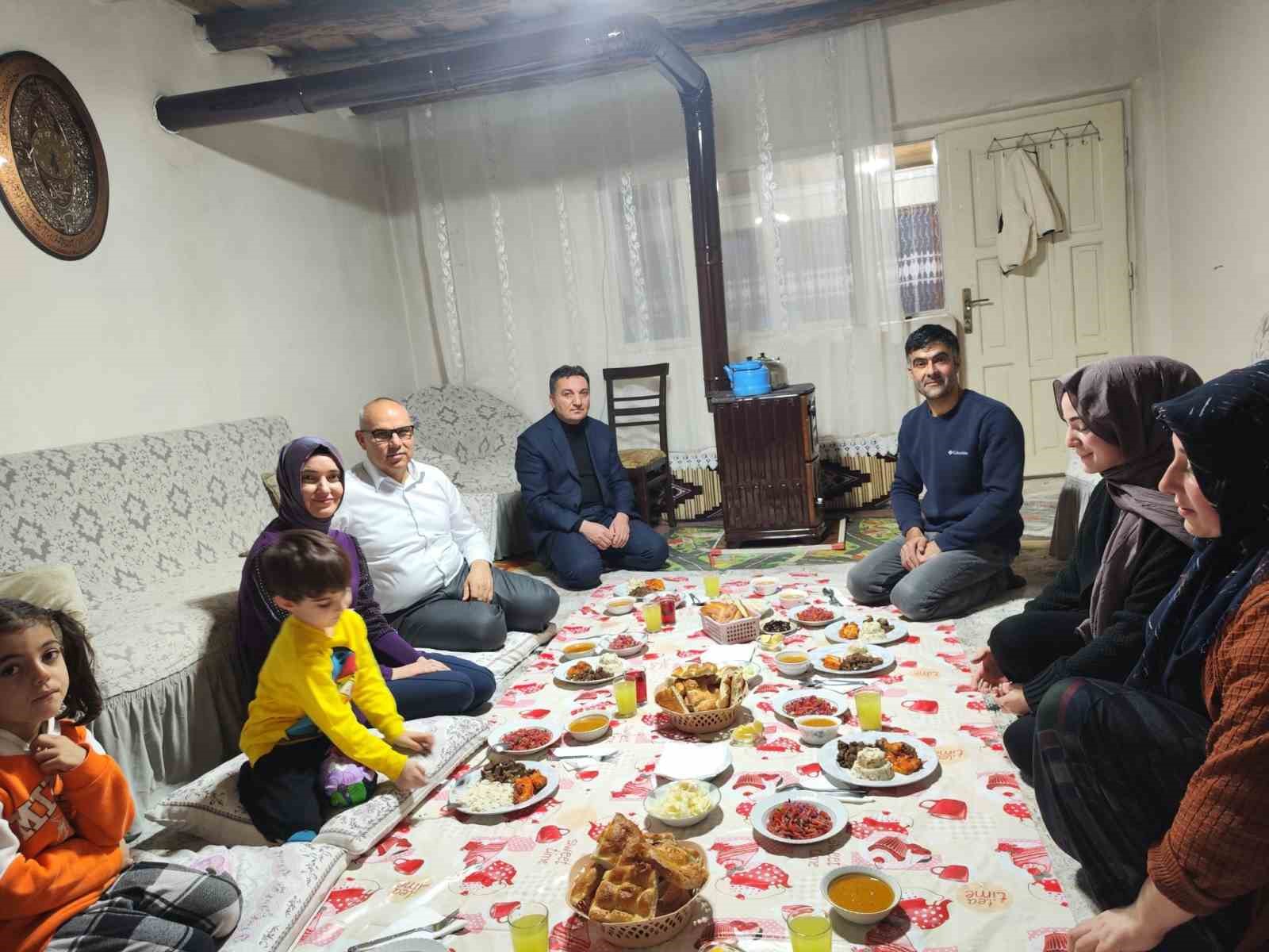 Vali Koç ve eşi, Polat ailesinin iftar sofrasına konuk oldular