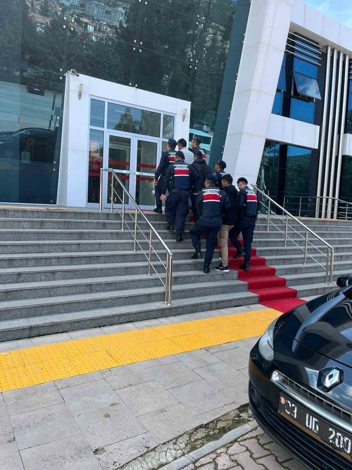 Burdur&rsquo;da uyuşturucu ve ka&ccedil;ak&ccedil;ılık operasyonları: 2 şahıs tutuklandı
