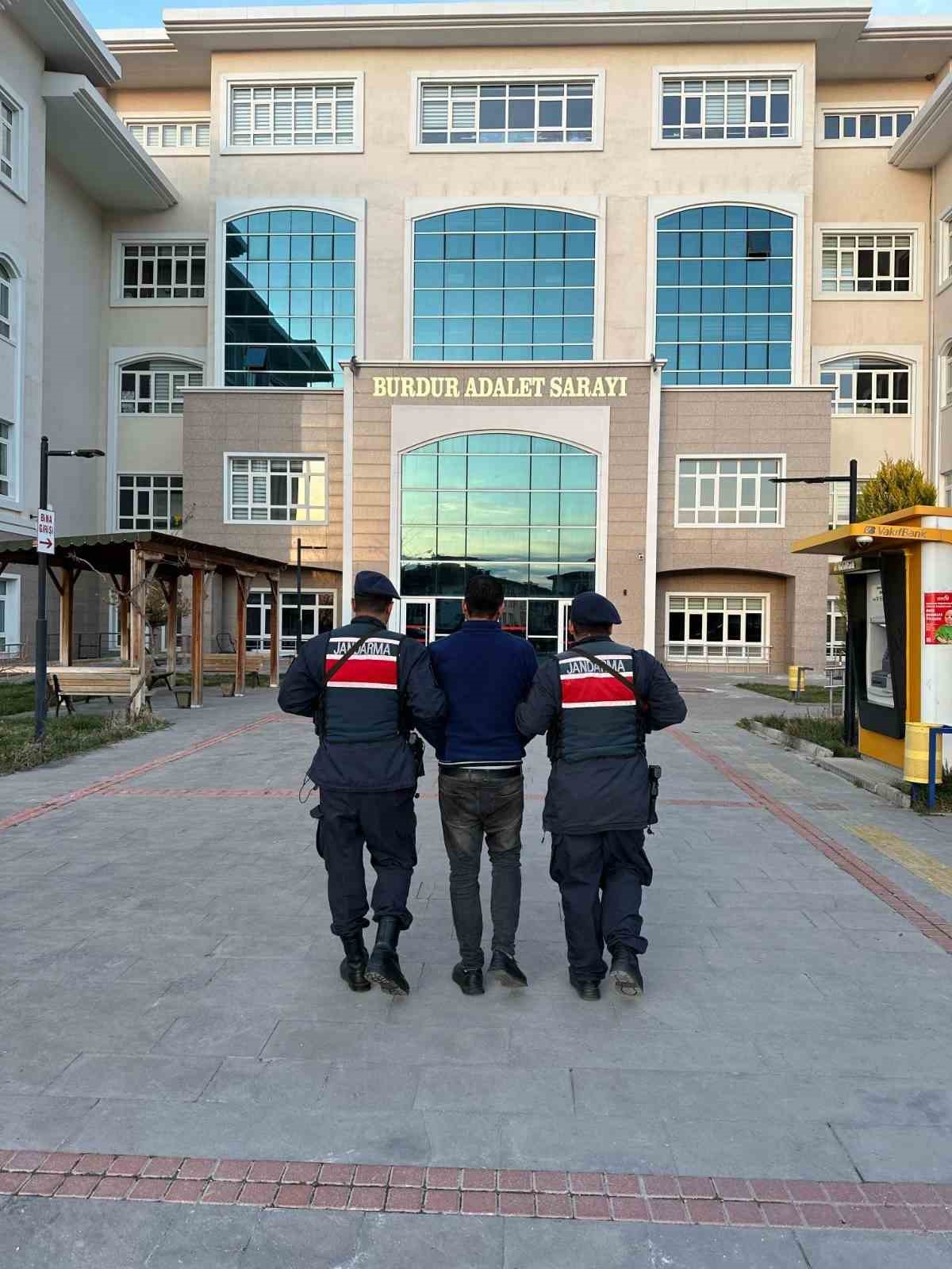 Burdur&rsquo;da asayiş uygulamalarında yakalanan 13 firari h&uuml;k&uuml;ml&uuml; cezaevine g&ouml;nderildi
