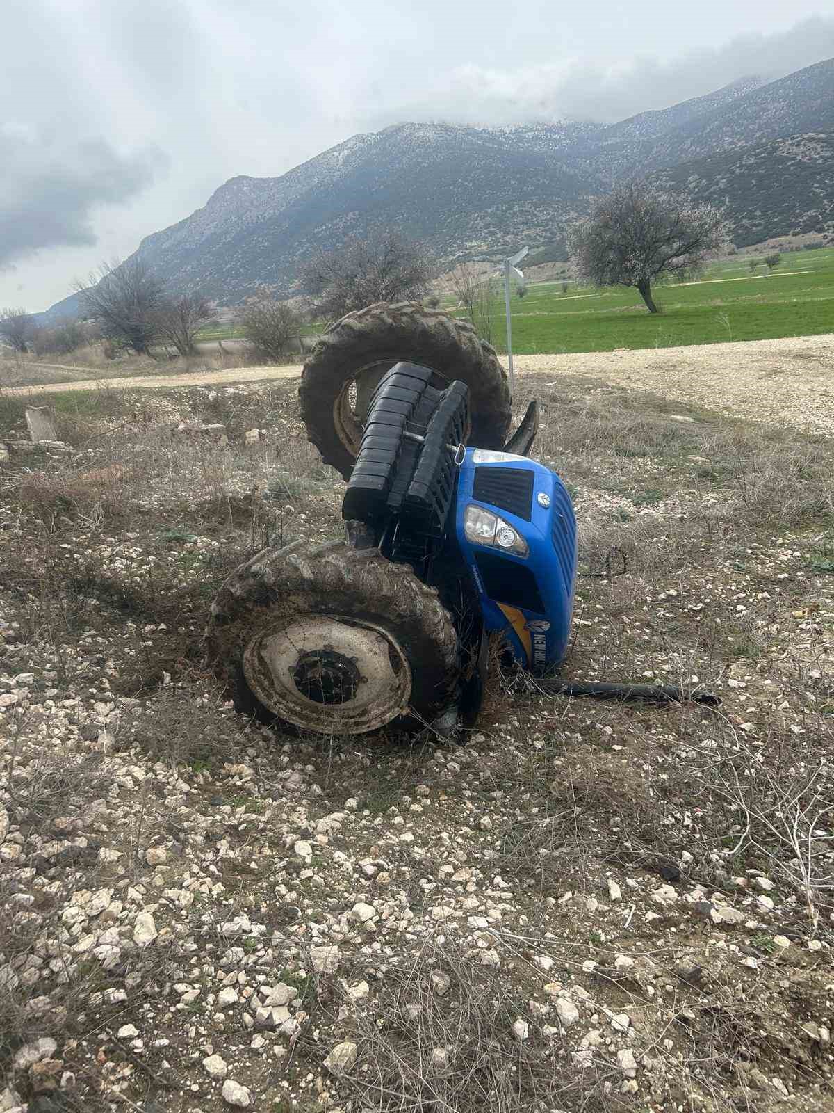 Isparta&rsquo;da tren ile trakt&ouml;r&uuml;n &ccedil;arpıştığı kazanın kamera g&ouml;r&uuml;nt&uuml;leri ortaya &ccedil;ıktı
