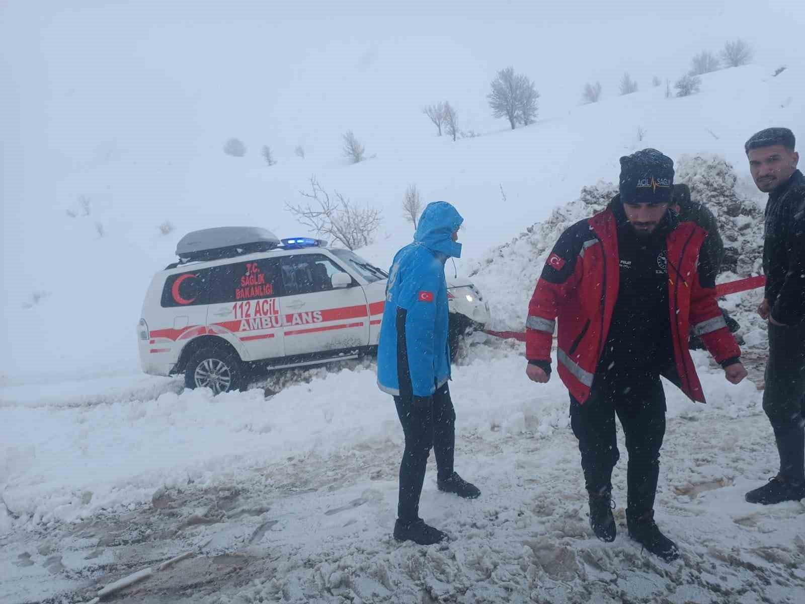 Siirt’te kardan kapanan yolda mahsur kaldığı araçlar kurtarıldı