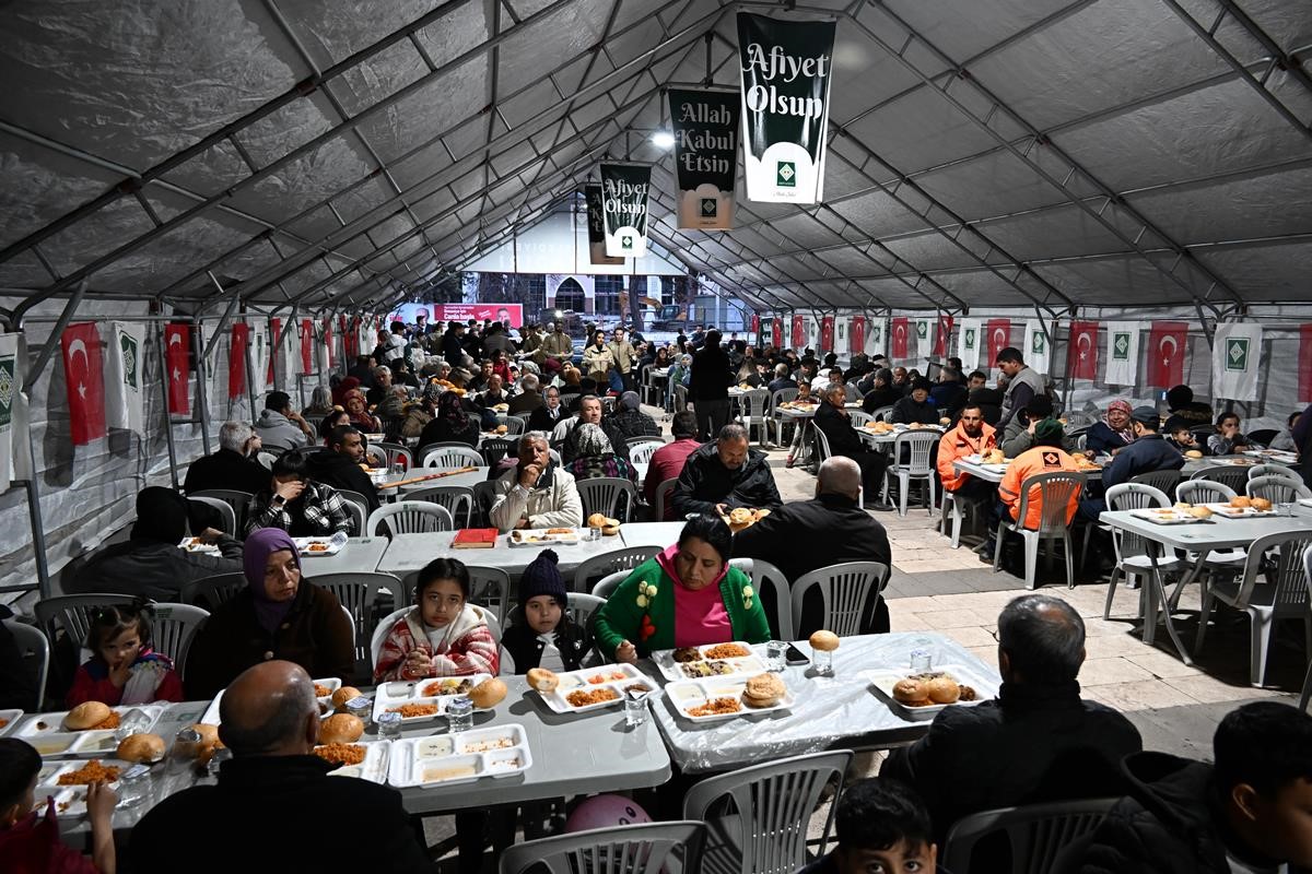 Osmaniye protokolü vatandaşlarla iftar sofrasında buluştu