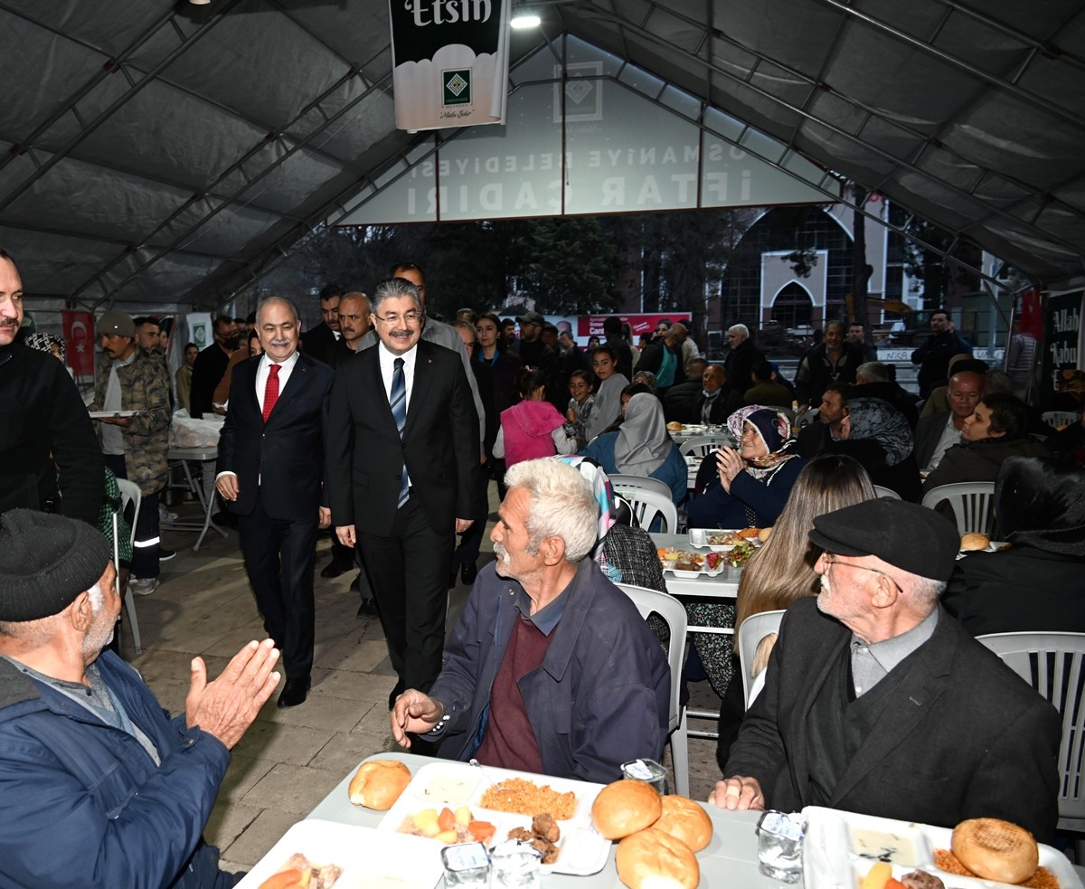 Osmaniye protokolü vatandaşlarla iftar sofrasında buluştu
