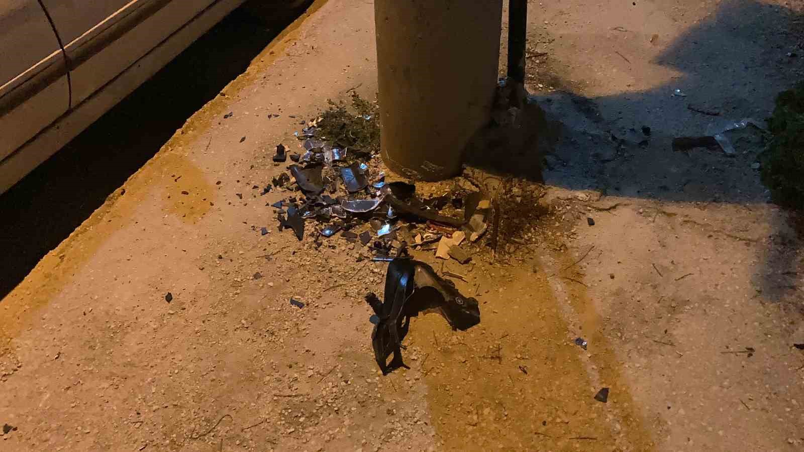 Alkoll&uuml; motosiklet s&uuml;r&uuml;c&uuml;s&uuml; kaldırıma &ccedil;ıkıp direğe &ccedil;arptı
