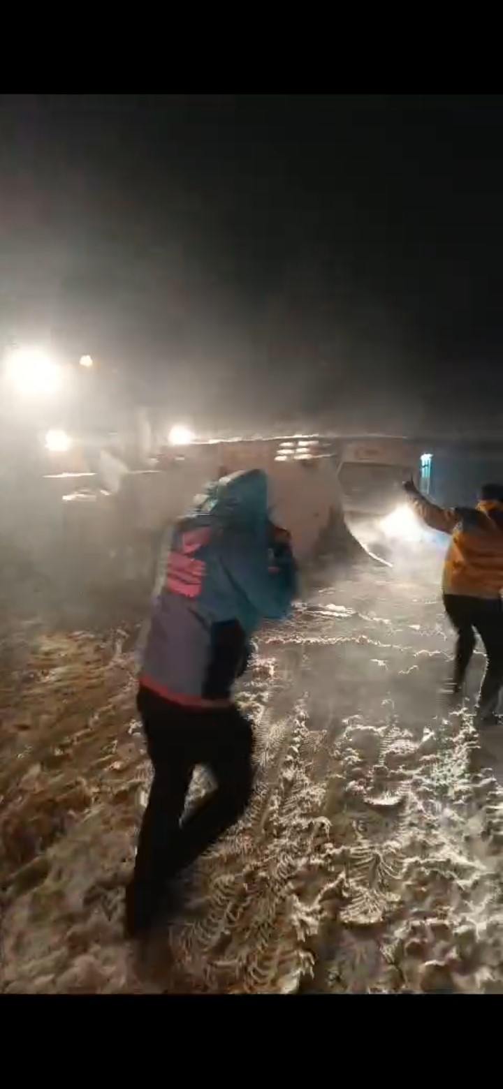Fırtınada mahsur kalan arıza ekipleri kurtarıldı