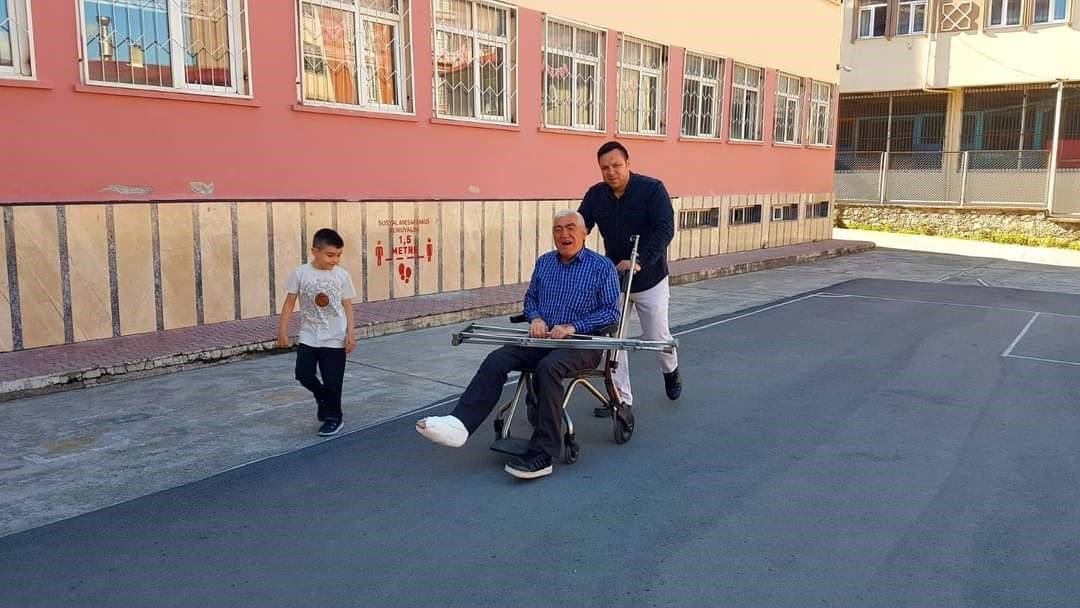 42 yıllık öğretmen öğrencilerine "Elveda" şarkısıyla veda etti