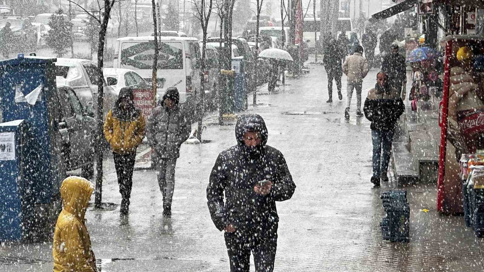 Y&uuml;ksekova&rsquo;da yoğun kar yağışı
