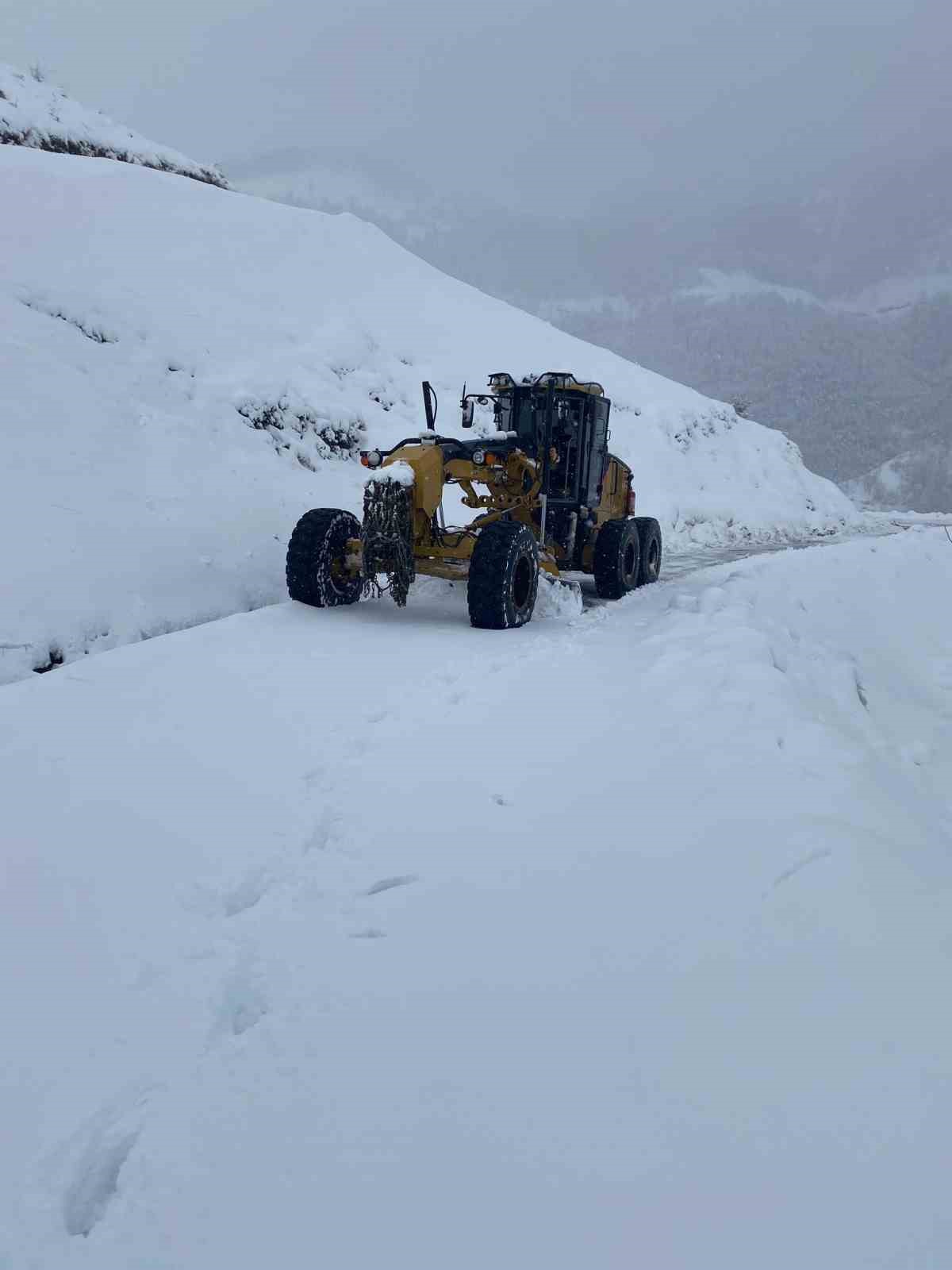 Bitlis&rsquo;te 103 k&ouml;y yolu ulaşıma kapandı
