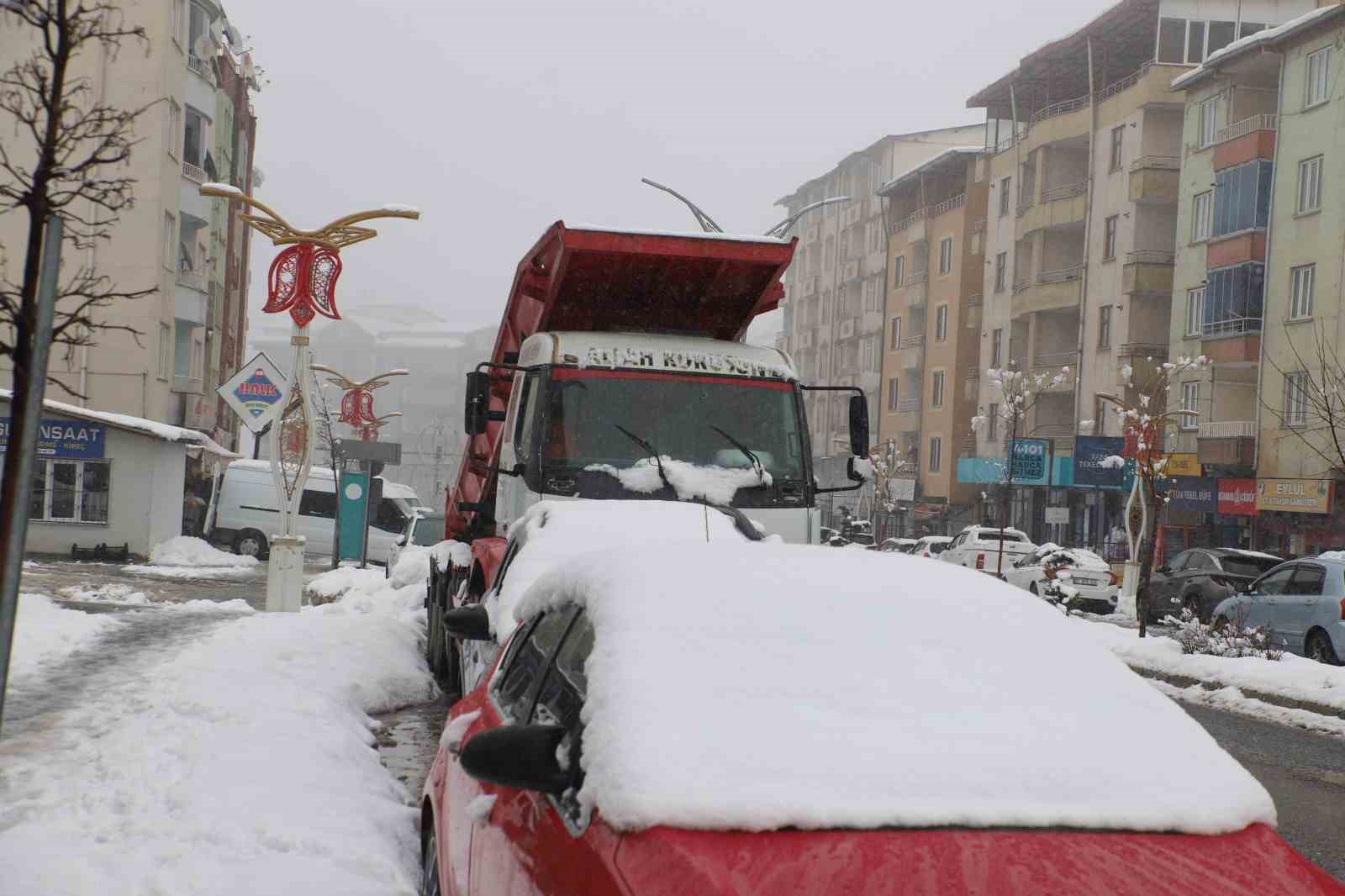 Hakkari&rsquo;de 23 yerleşim yolu kapandı
