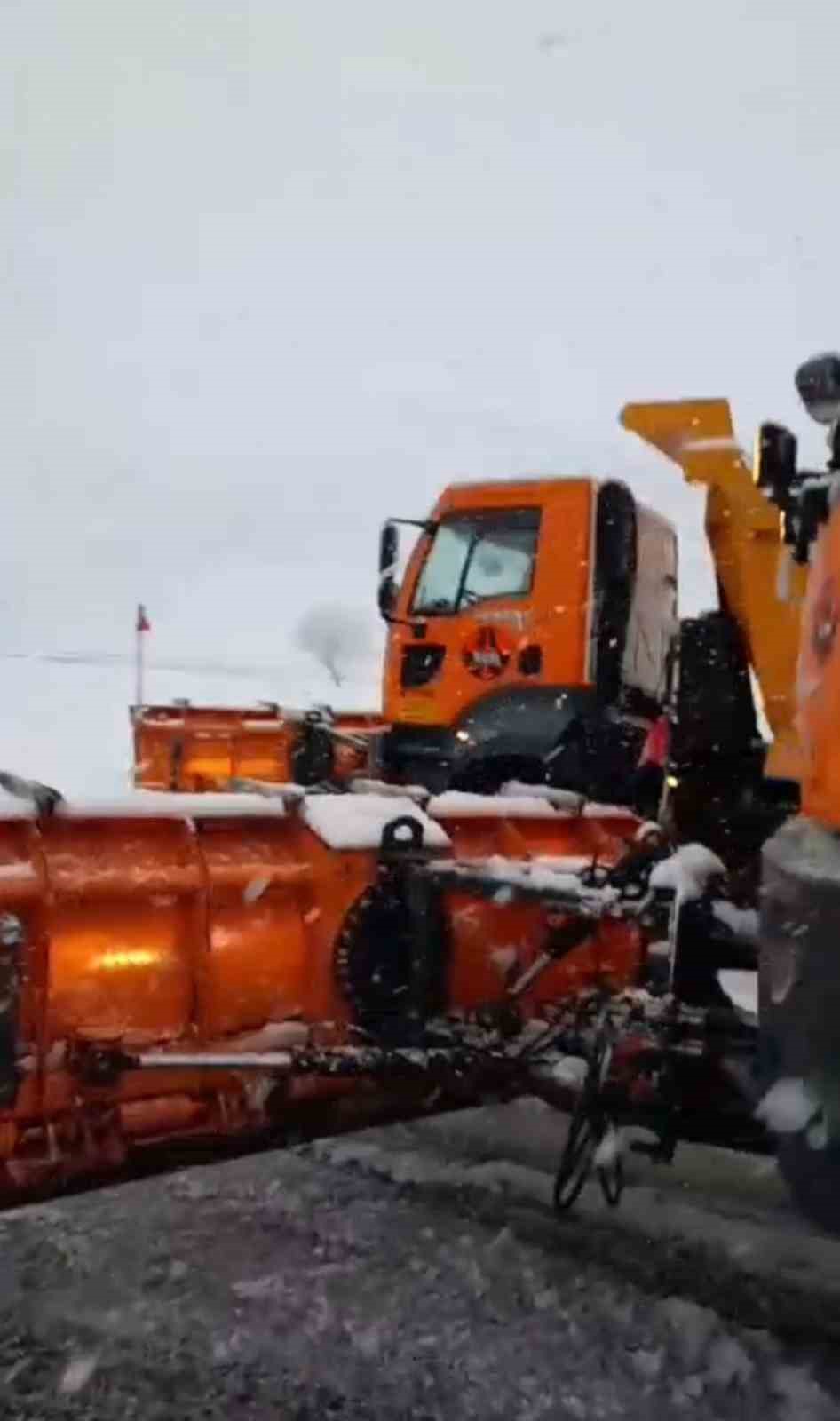 Tatvan&rsquo;da kar yağışından dolayı k&ouml;y yolları kapandı
