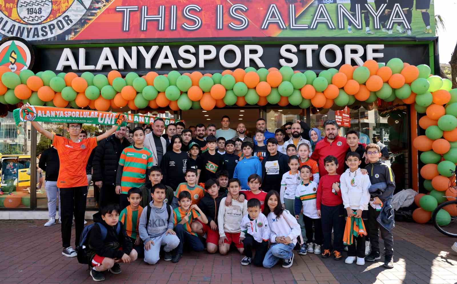 Alanyasporlu futbolcular Efecan ve Novais imza gününe katıldı
