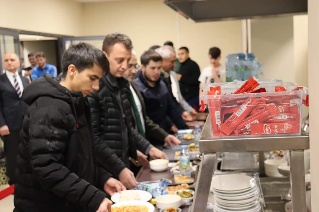 İlçe protokolü üniversite öğrencileri ile iftar yaptı