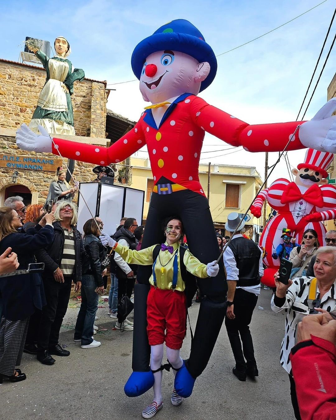 Mostra Karnavalı İzmir&rsquo;den Sakız&rsquo;a uzanan dostluk eli ile renklendi
