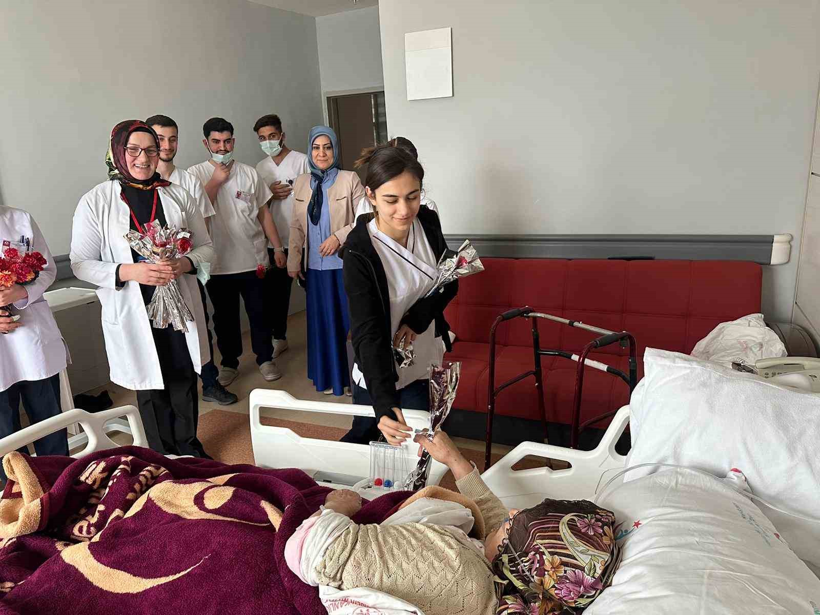 &Uuml;niversite &ouml;ğrencileri hastanede tedavi g&ouml;ren yaşlılara karanfil dağıttı
