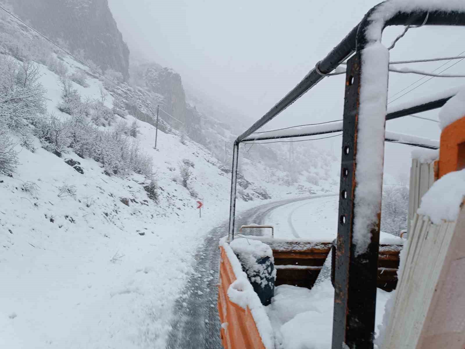 Şırnak’ta kar nedeniyle kapanan yolları açma çalışmaları başladı