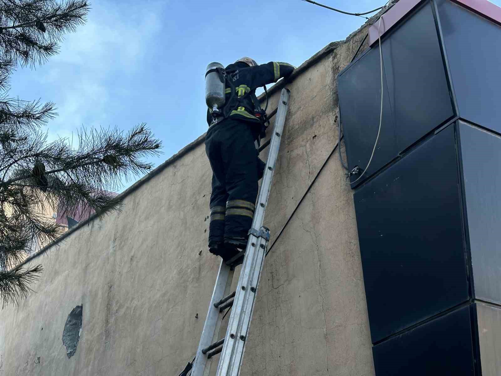 Diyarbakır&rsquo;da oto boya d&uuml;kkanında yangın: 3 iş&ccedil;i dumandan etkilendi
