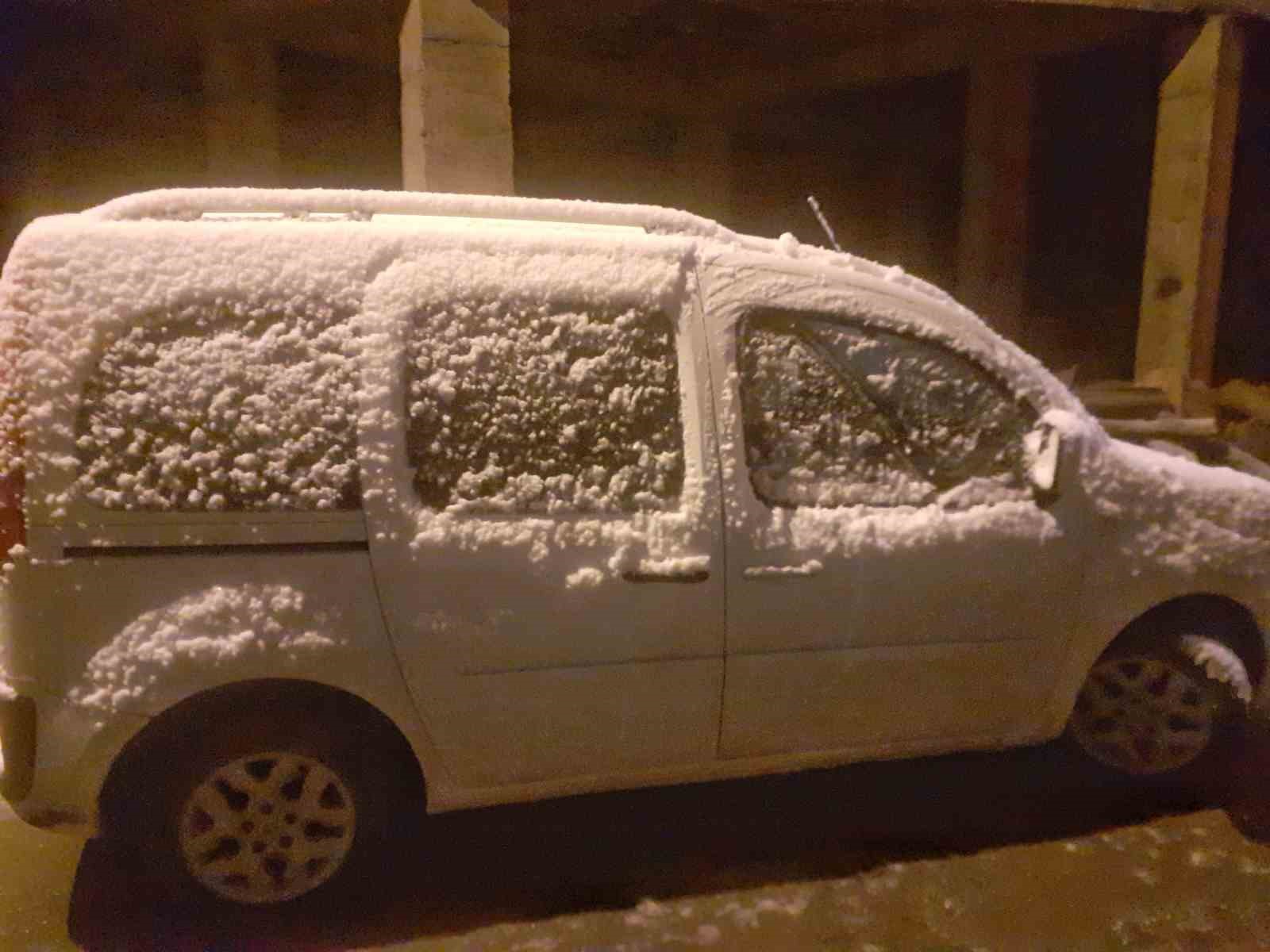 Ağrı&rsquo;da Mart&rsquo;ta kar s&uuml;rprizi: Şehir beyaza b&uuml;r&uuml;nd&uuml;
