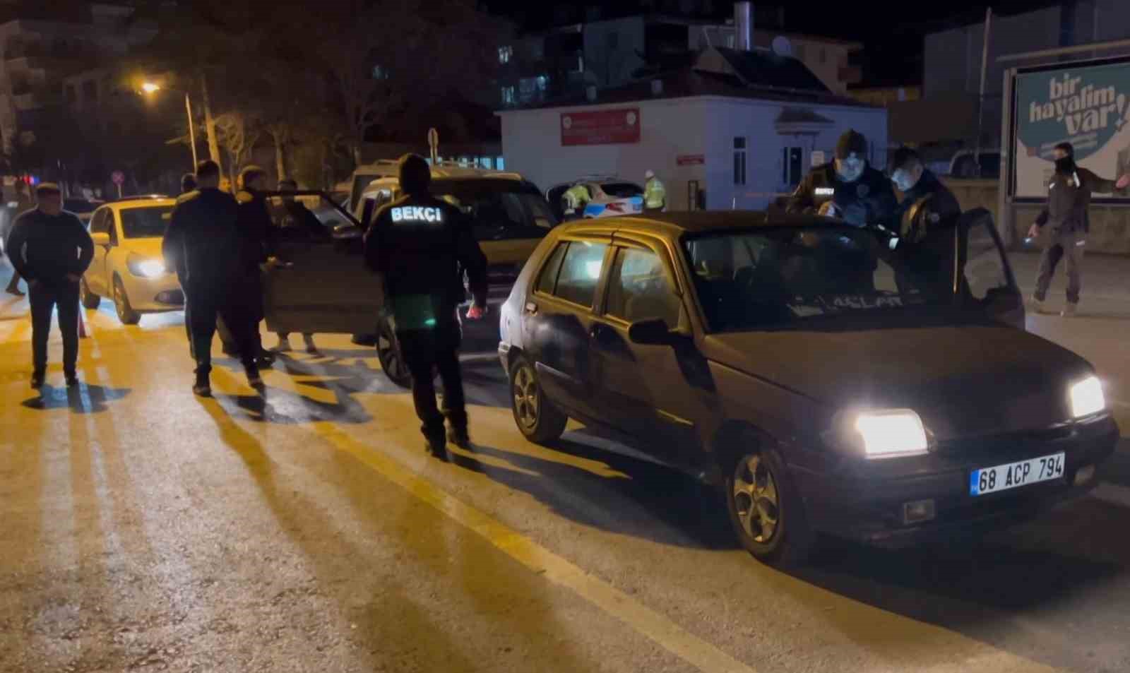 Aksaray&rsquo;da polisten şok denetim: Ara&ccedil;lar didik didik arandı
