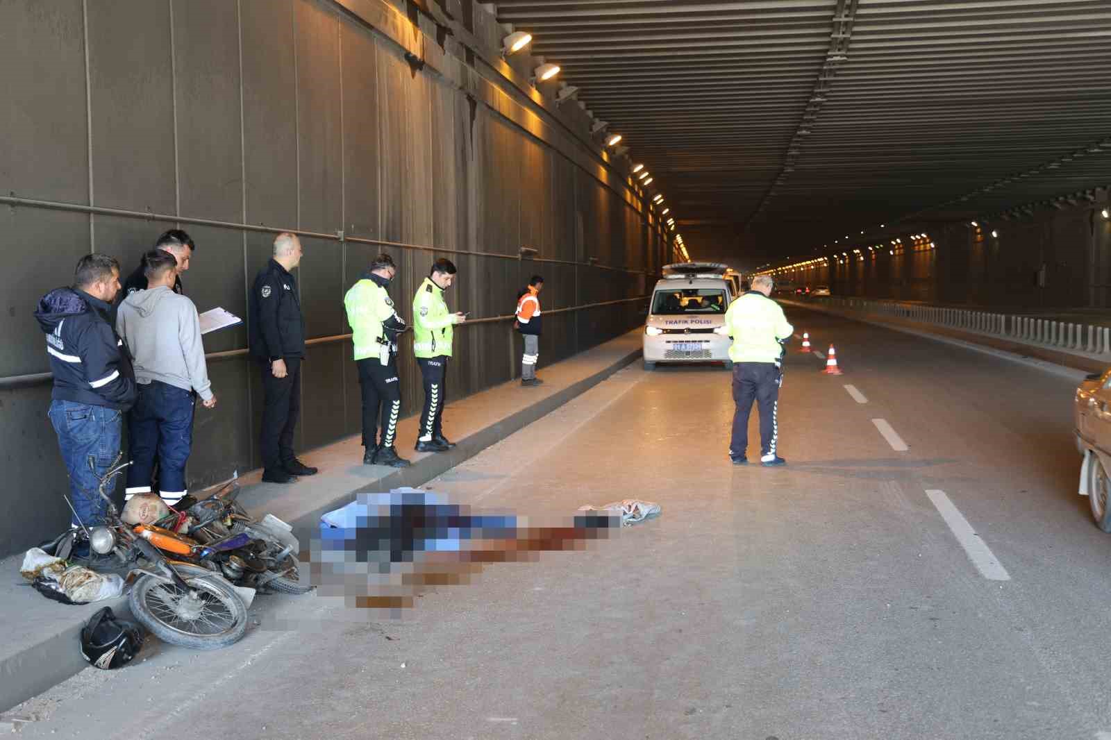 Kendisini sıkıştıran araca &ccedil;arpmamak i&ccedil;in motosikletinden d&uuml;ş&uuml;p &ouml;ld&uuml;
