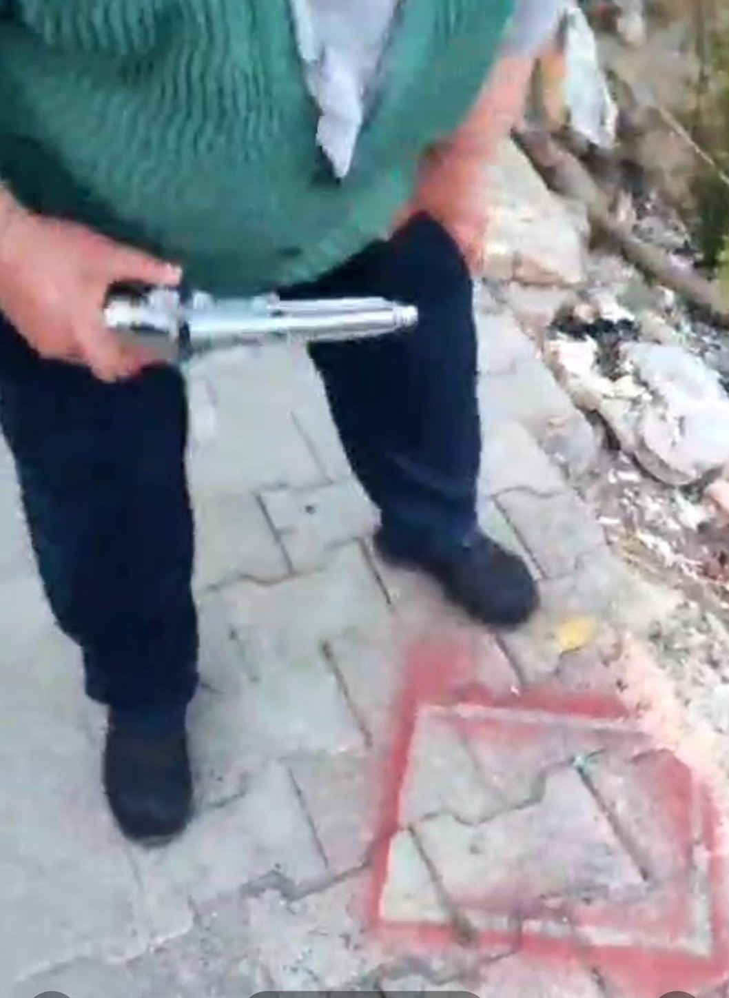Sucuk ekmek dükkanı açan kadın, muhtar ve oğlu tarafından tehdit edildi