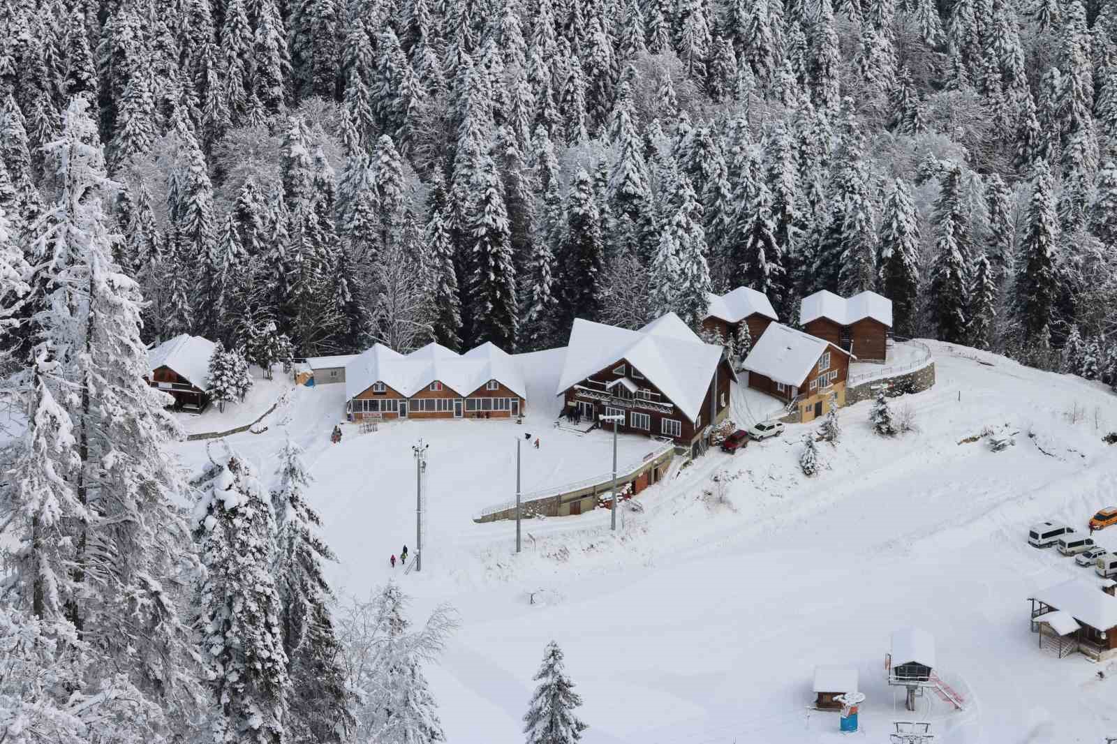 Artvin Atabarı Kayak Merkezinin eşsiz kar manzarası havadan görüntülendi
