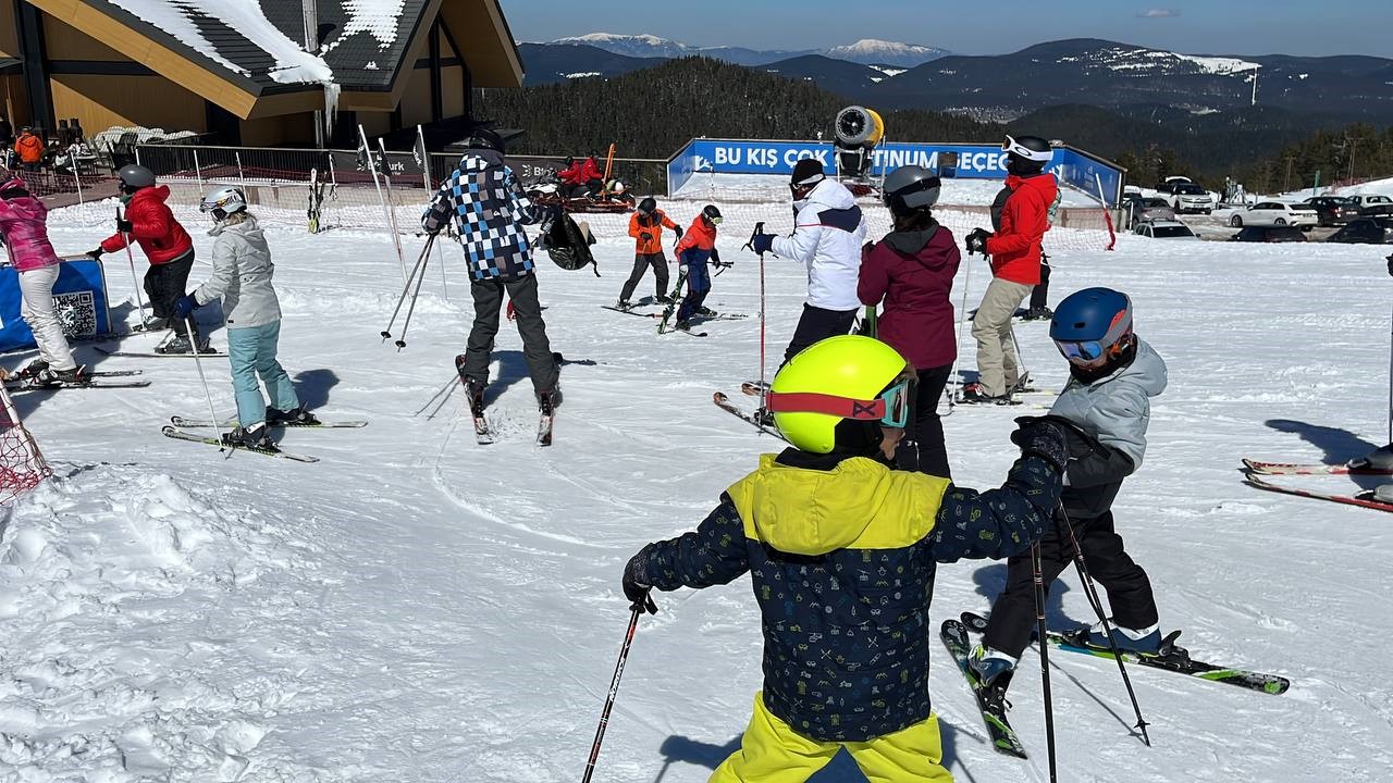 Kartalkaya’da kayak sezonu kapandı: Son günde kayağın tadını çıkardılar
