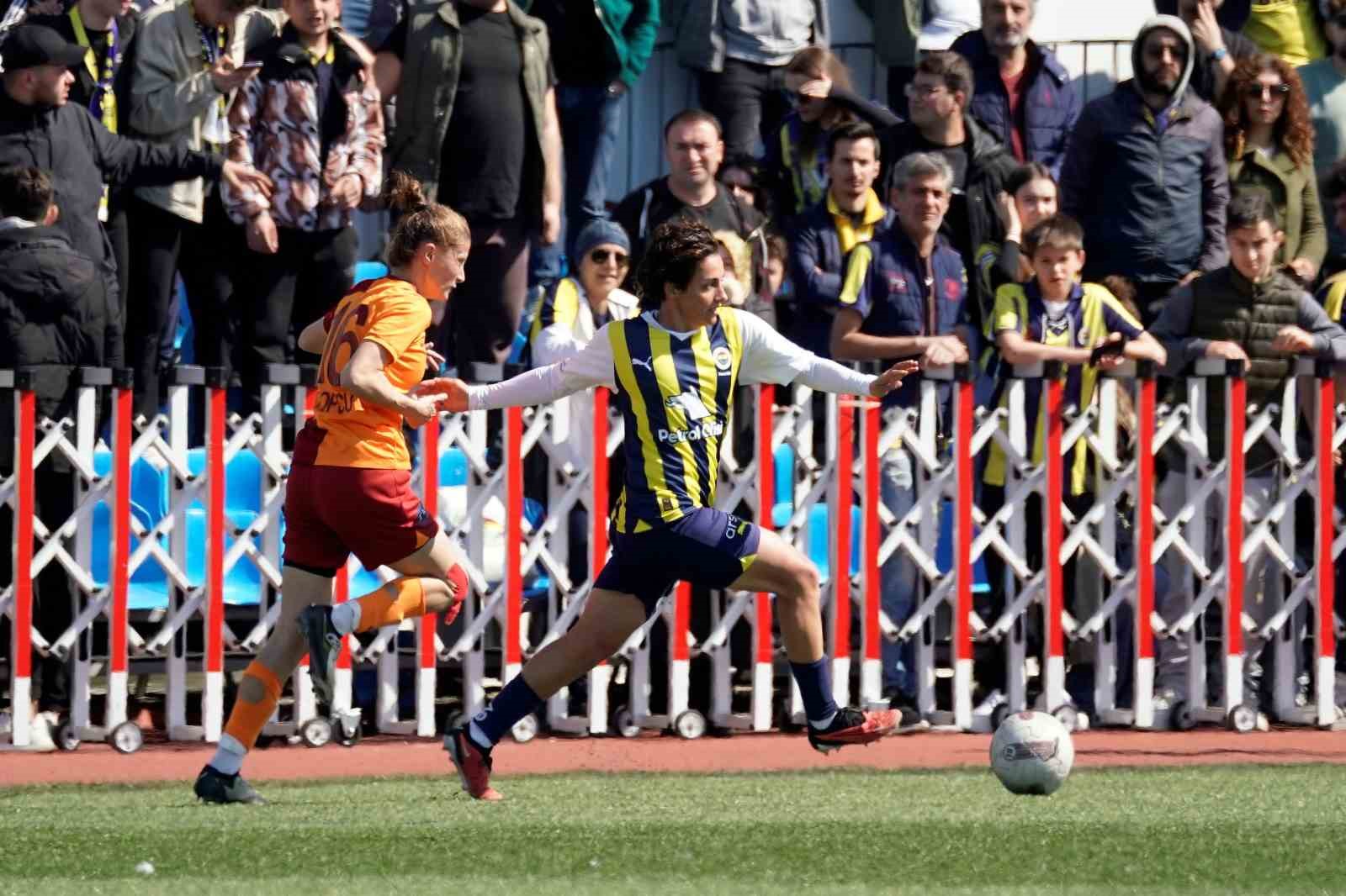 Kadın futbolda derbinin kazananı Fenerbahçe
