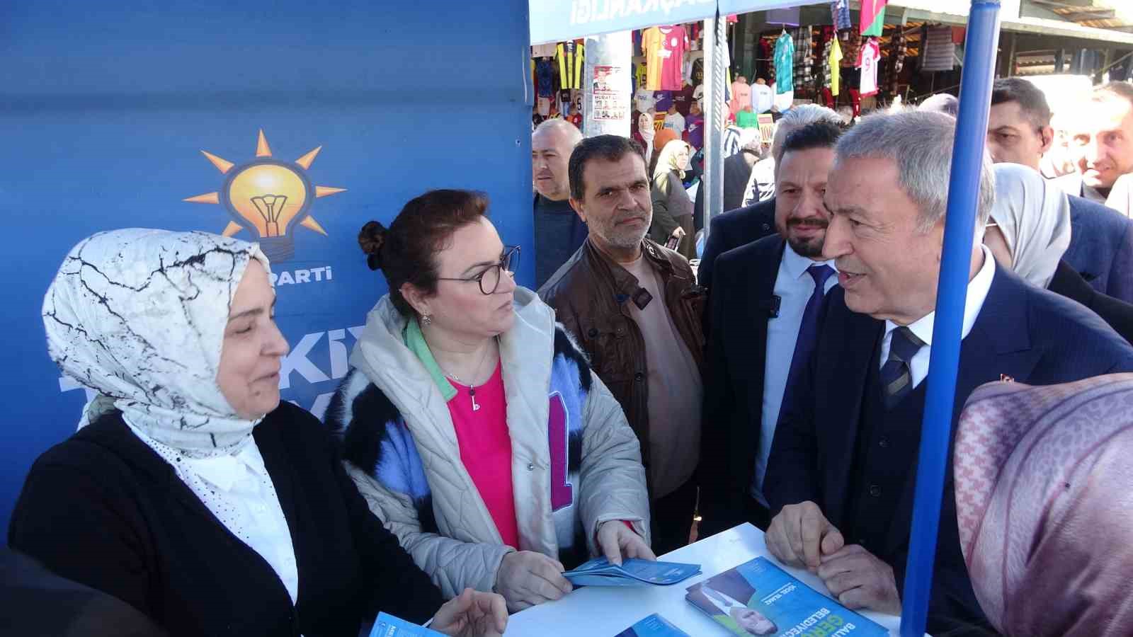 Hulusi Akar, Balıkesir’de pazarın nabzını tuttu