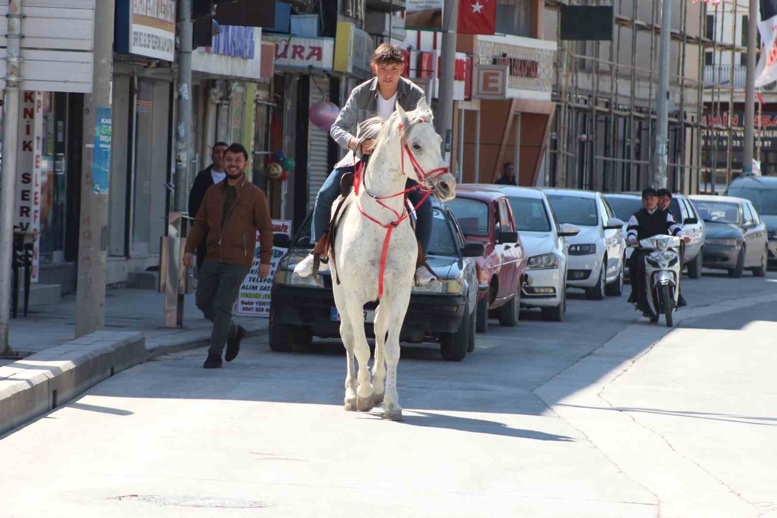 Konya’da caddede atla gezintiye çıktı