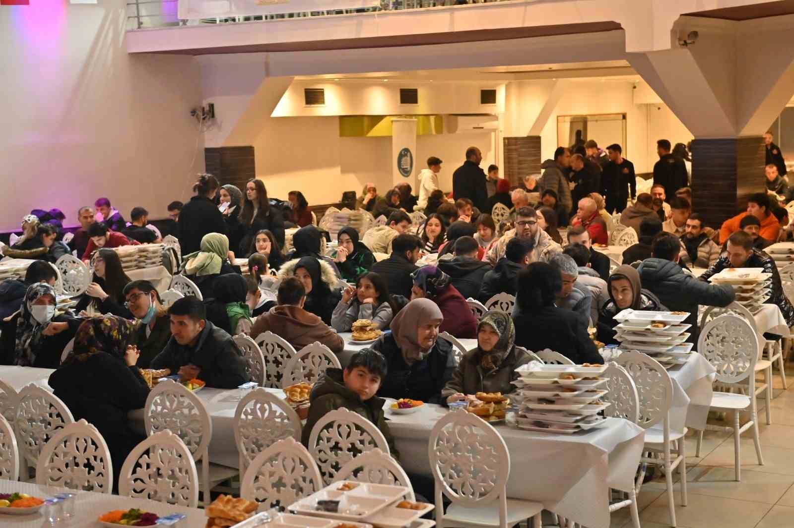 Belediye iftar sofrası her gün bin 100 kişiyi ağırlıyor