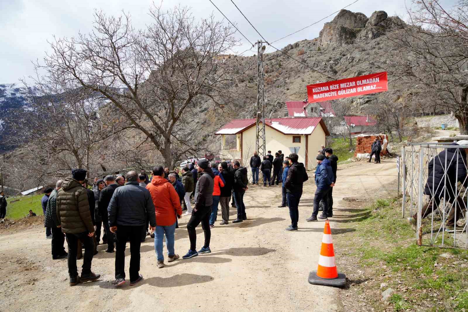 G&uuml;m&uuml;şhane&rsquo;de iktidar ve muhalefet Yeşilyurt k&ouml;y&uuml; sakinlerinin maden m&uuml;cadelesi i&ccedil;in birleşti
