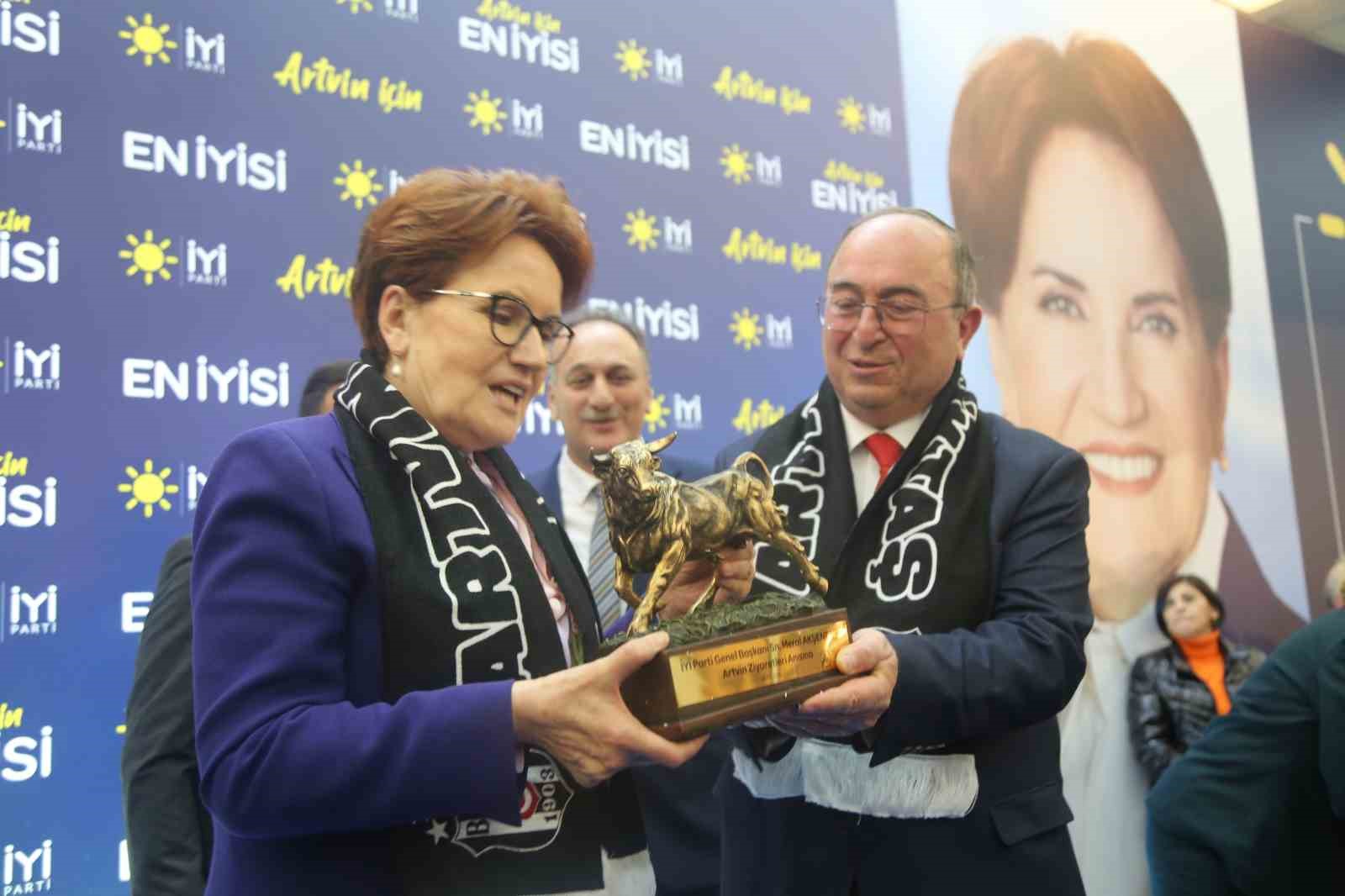 Meral Akşener, Artvin’de iftarda partililerle bir araya geldi
