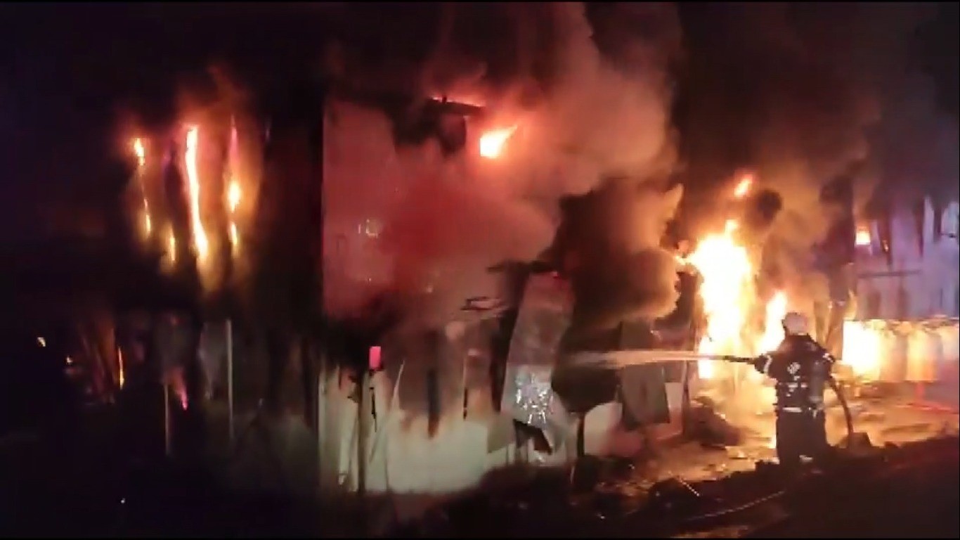 Kahramanmaraş&rsquo;ta 400 iş&ccedil;inin kaldığı konteynerdeki yangın s&ouml;nd&uuml;r&uuml;ld&uuml; 