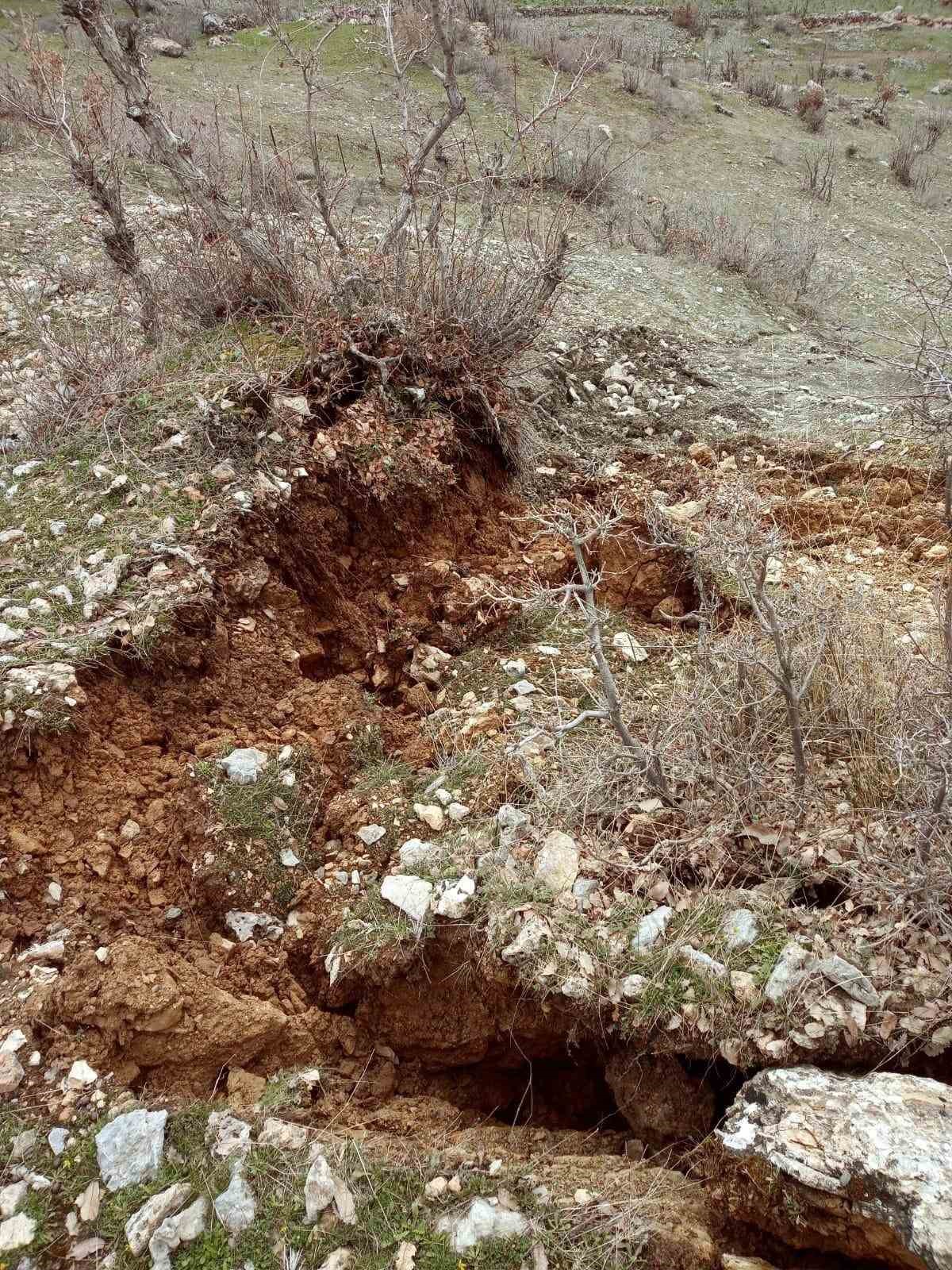 Şırnak-Hakkari yolu çökme nedeniyle trafiğe kapatıldı
