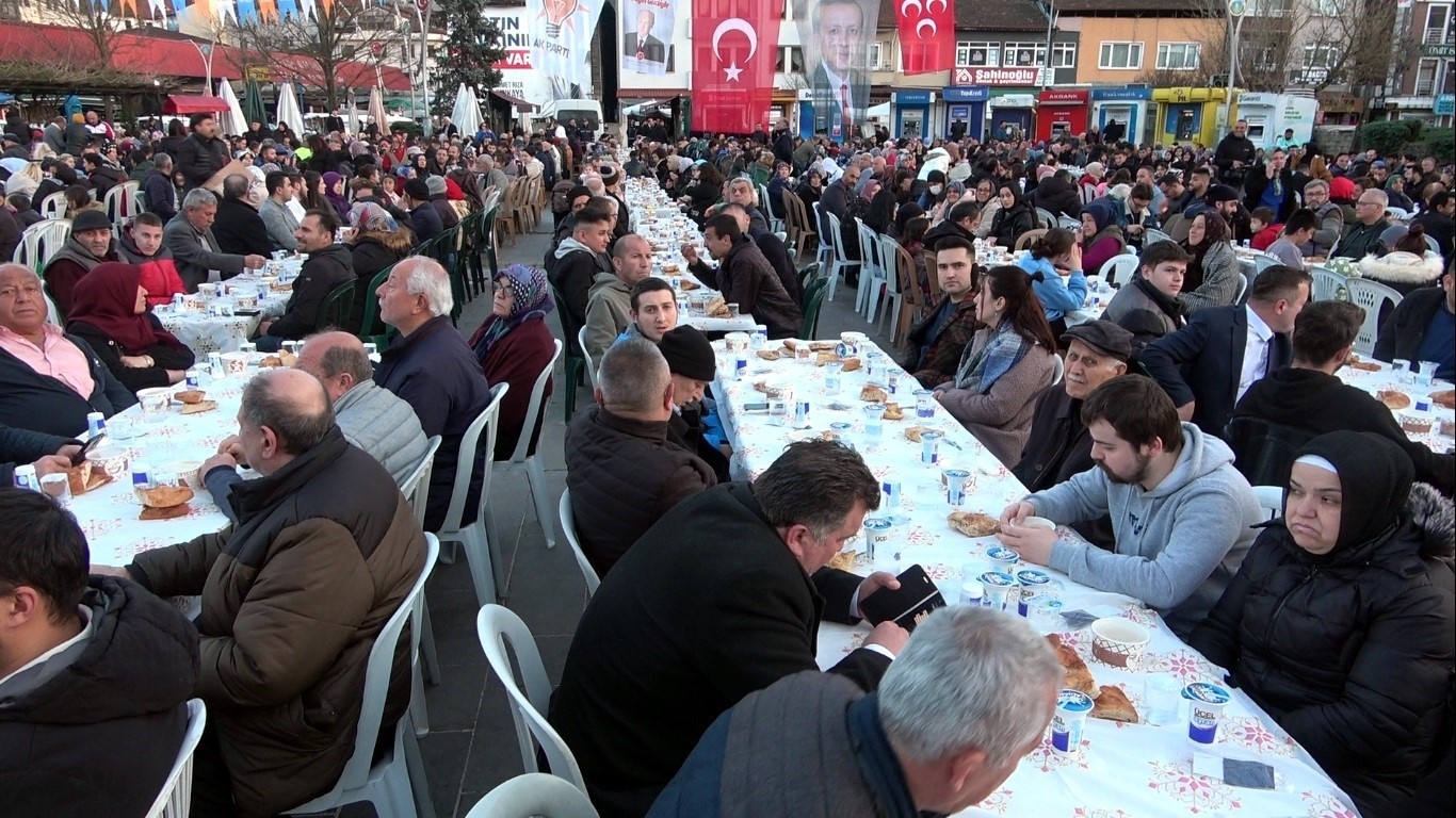 Bakan Tunç’a Adalet Bakanlığı logosu hediye edildi
