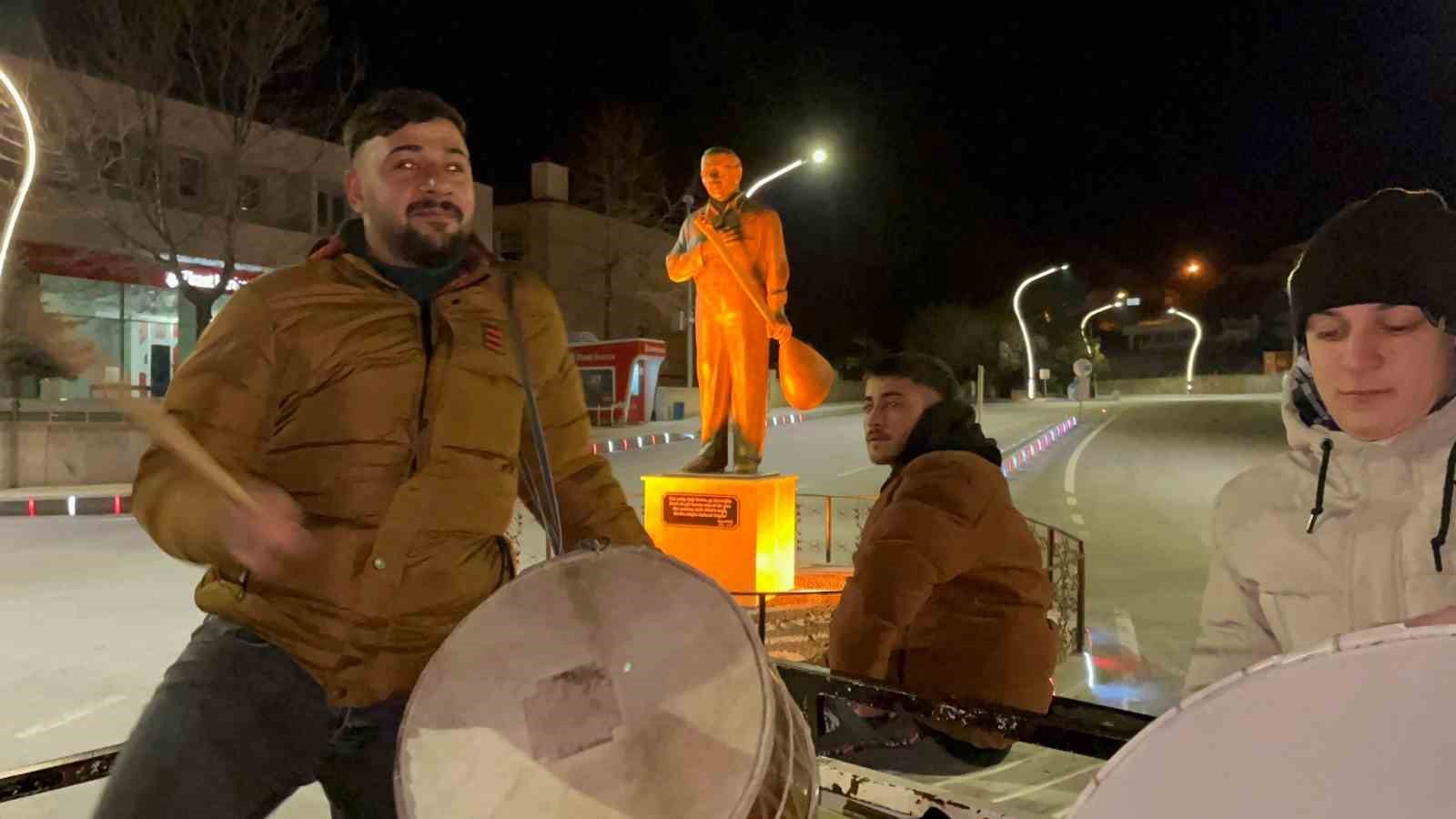Geleneği sürdürmek için kamyonetin kasasında davul çalıyorlar