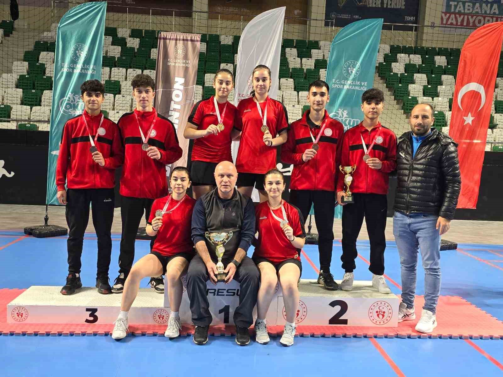 Erzincan Anadolu Lisesi Gen&ccedil; Kız Takımı T&uuml;rkiye Şampiyonu oldu
