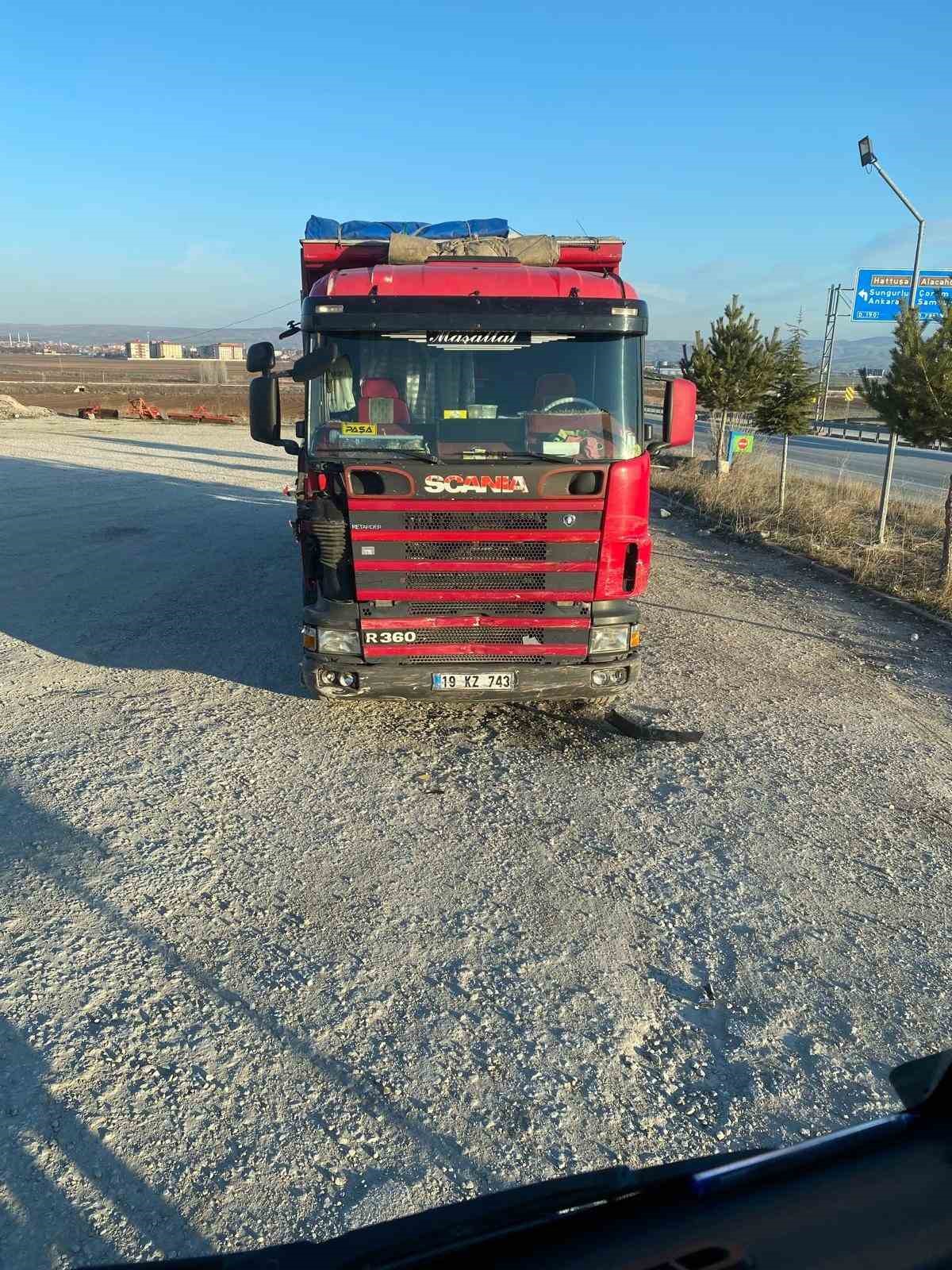 Kamyon, &ccedil;arptığı otomobili bi&ccedil;ti: 1 ağır yaralı
