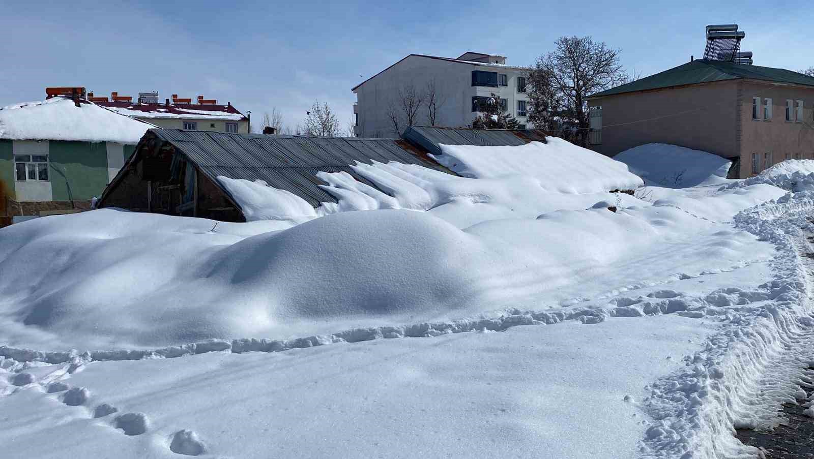 Karlıova’da günlerdir etkili olan kar, tek katlı evleri kara gömdü
