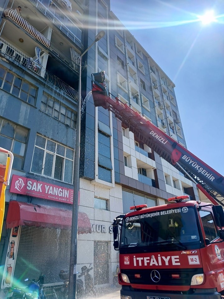Yanan evde 4 kişi mahsur kaldı
