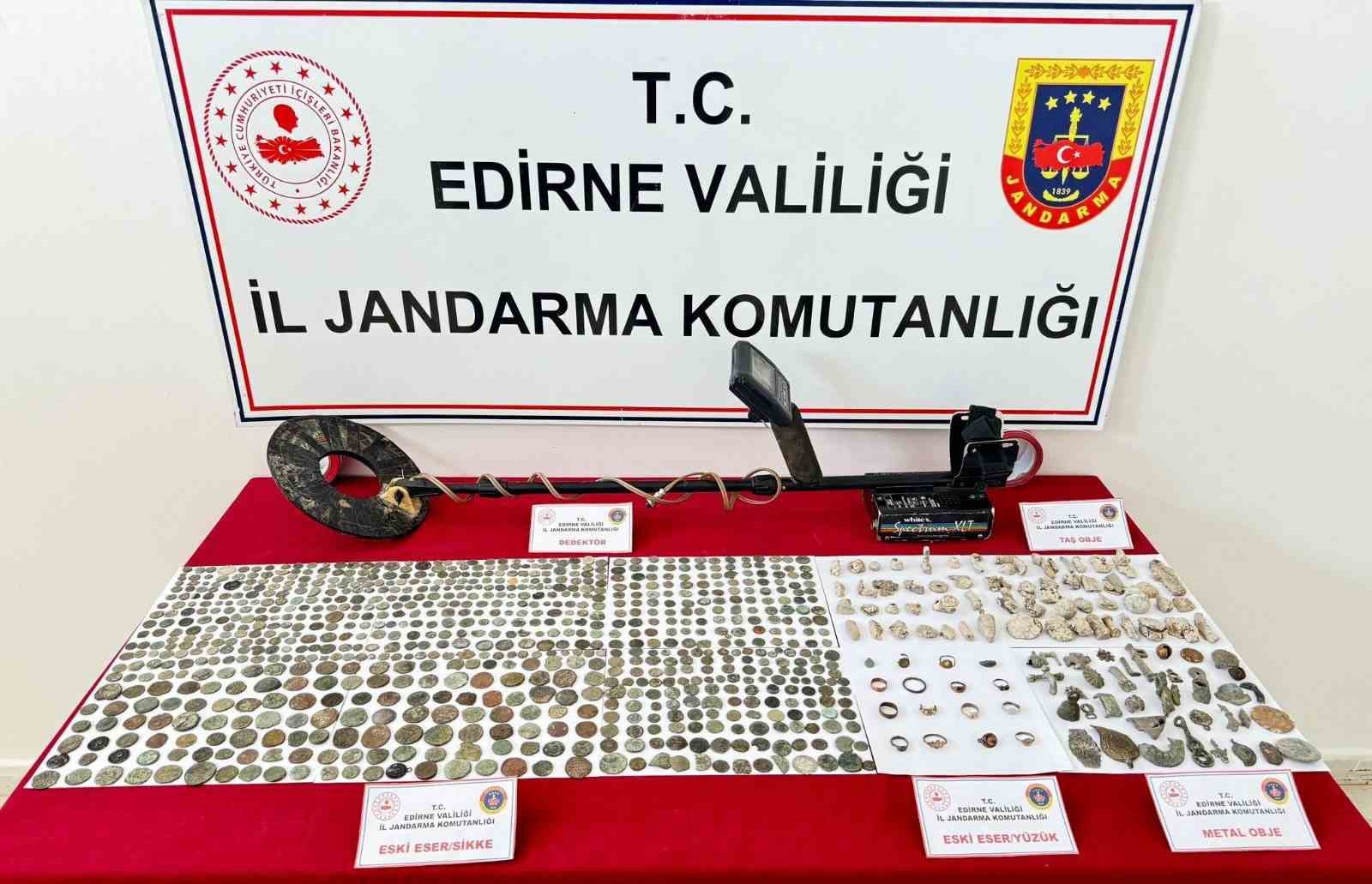 Edirne’de kaçakçılık operasyonu: 1085 tarihi eser ele geçirildi