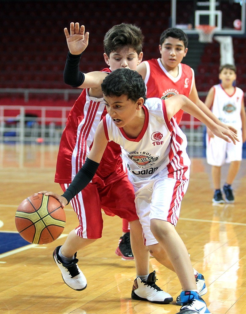 Denizli’de küçükler basketbol grup maçları heyecanı

