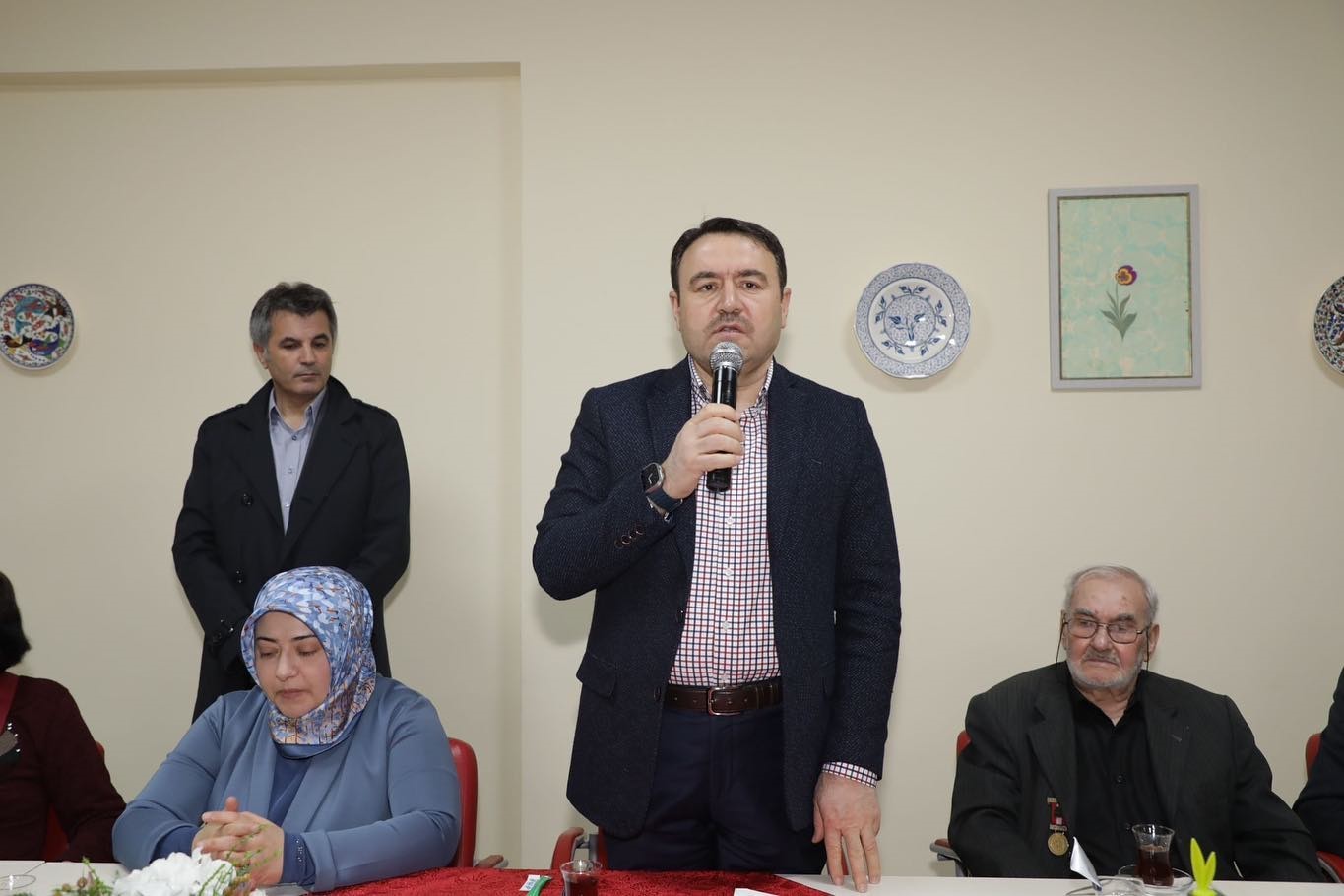 İftar sofrasında huzurevi sakinleriyle buluştu
