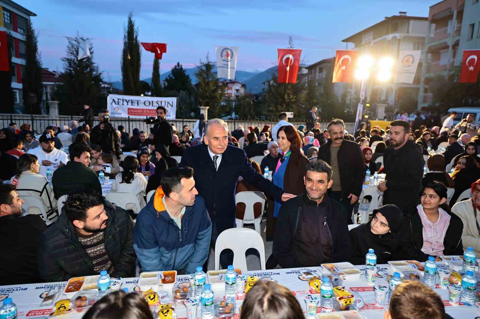 Denizli Büyükşehir iftar sofrasını Zeytinköy’de kurdu