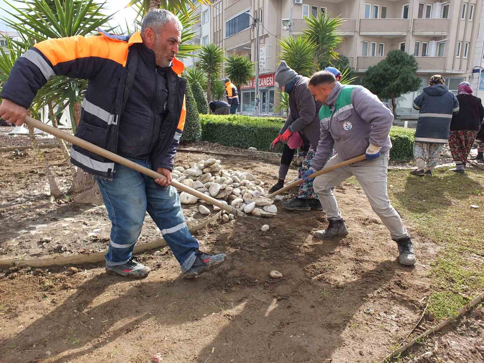 Burhaniye&rsquo;de Belediye ekipleri bahar mesaisine başladı
