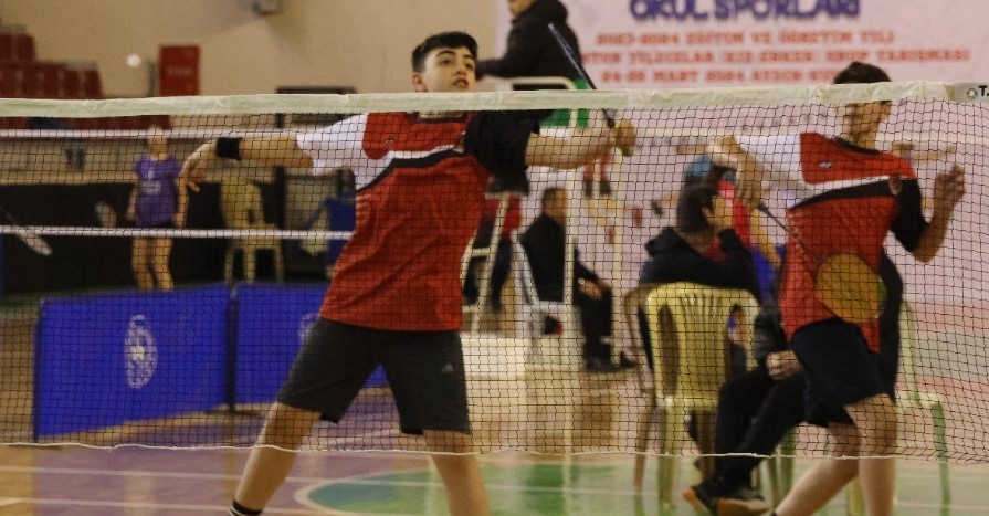 Genç yeteneklerin badminton mücadelesi başladı
