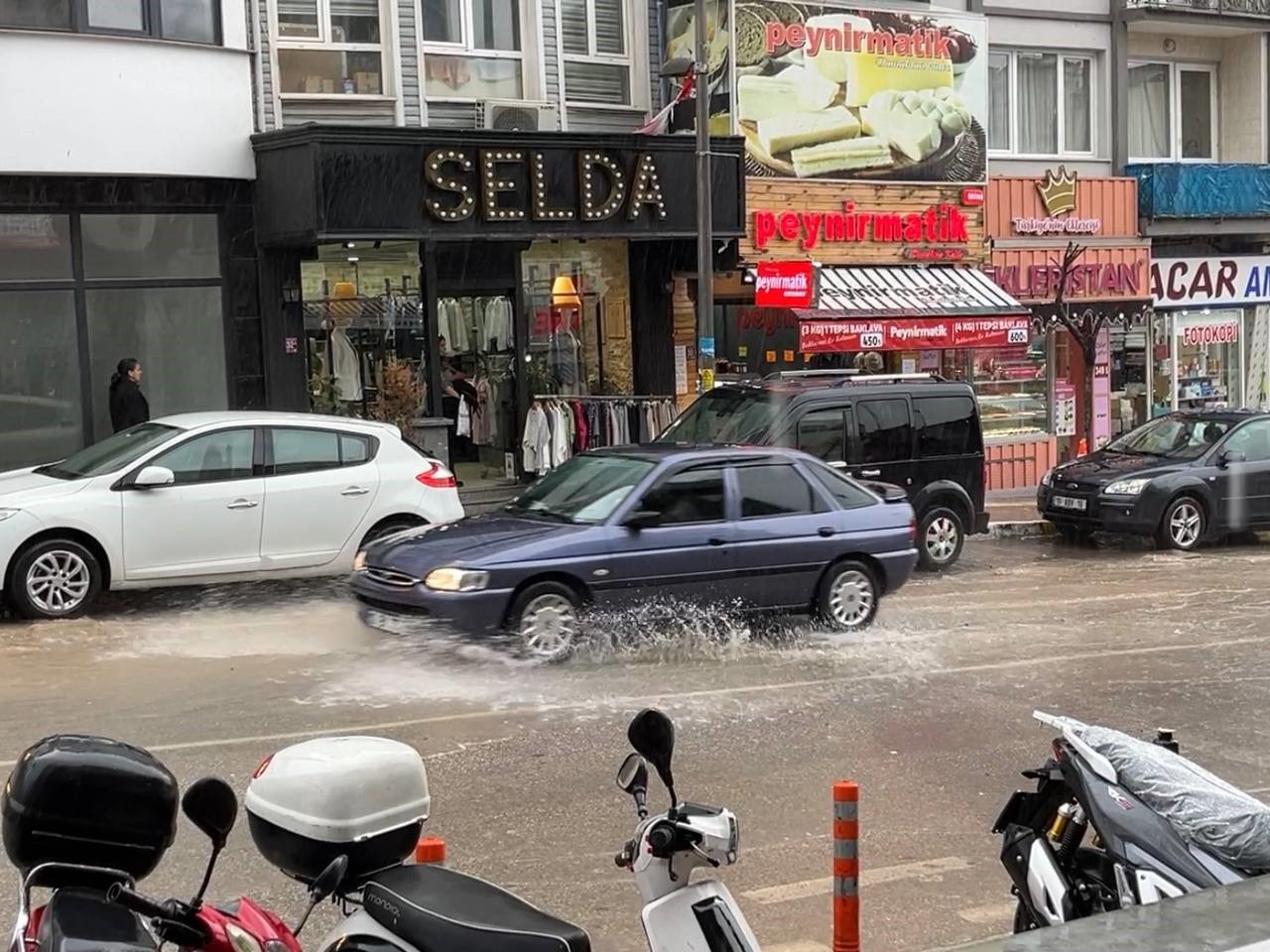 10 dakika yağdı, yollar göl oldu