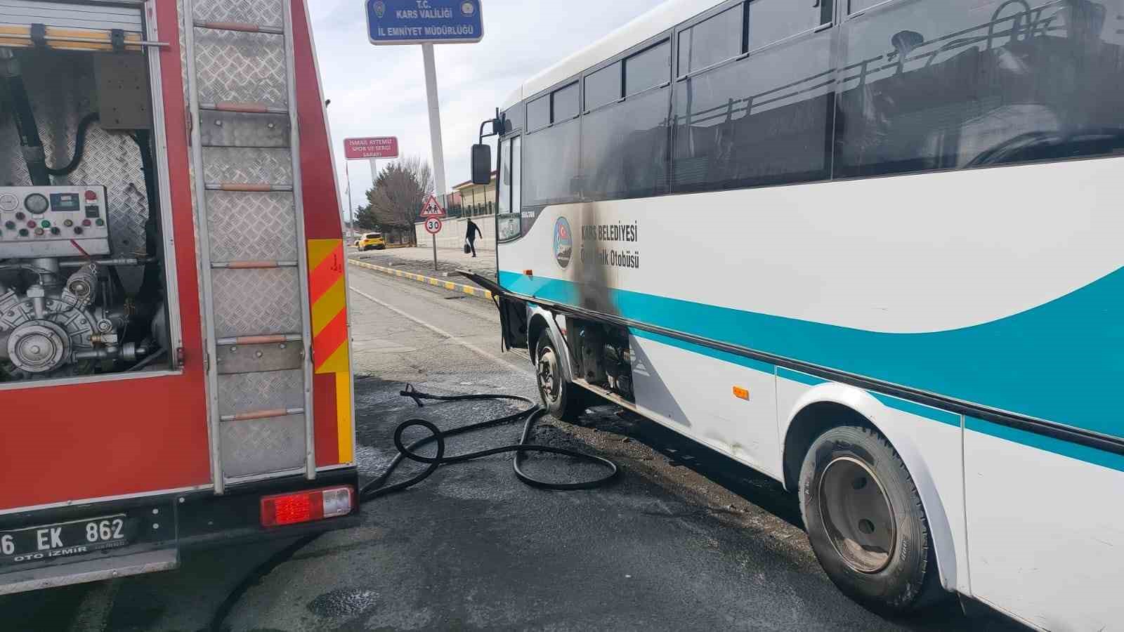 Kars&rsquo;ta hareket halindeki dolmuş yandı
