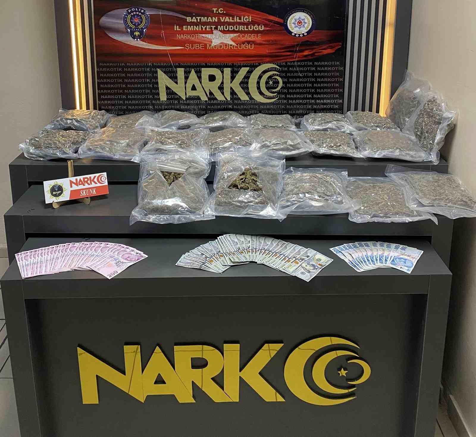 Batman’da bir araçta 11 kilo uyuşturucu ele geçirildi: 2 tutuklama